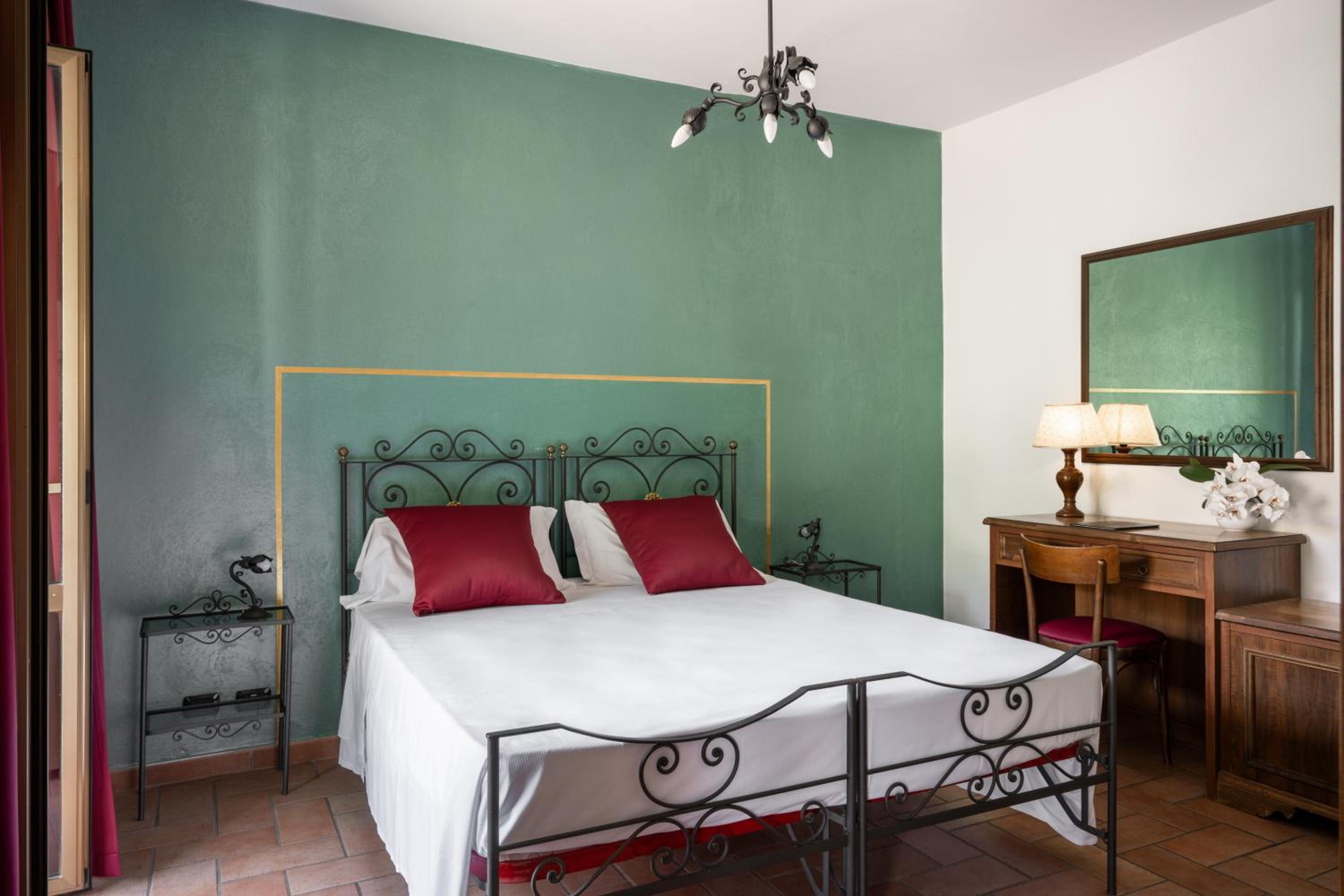 Standard Double Room - Photo 11