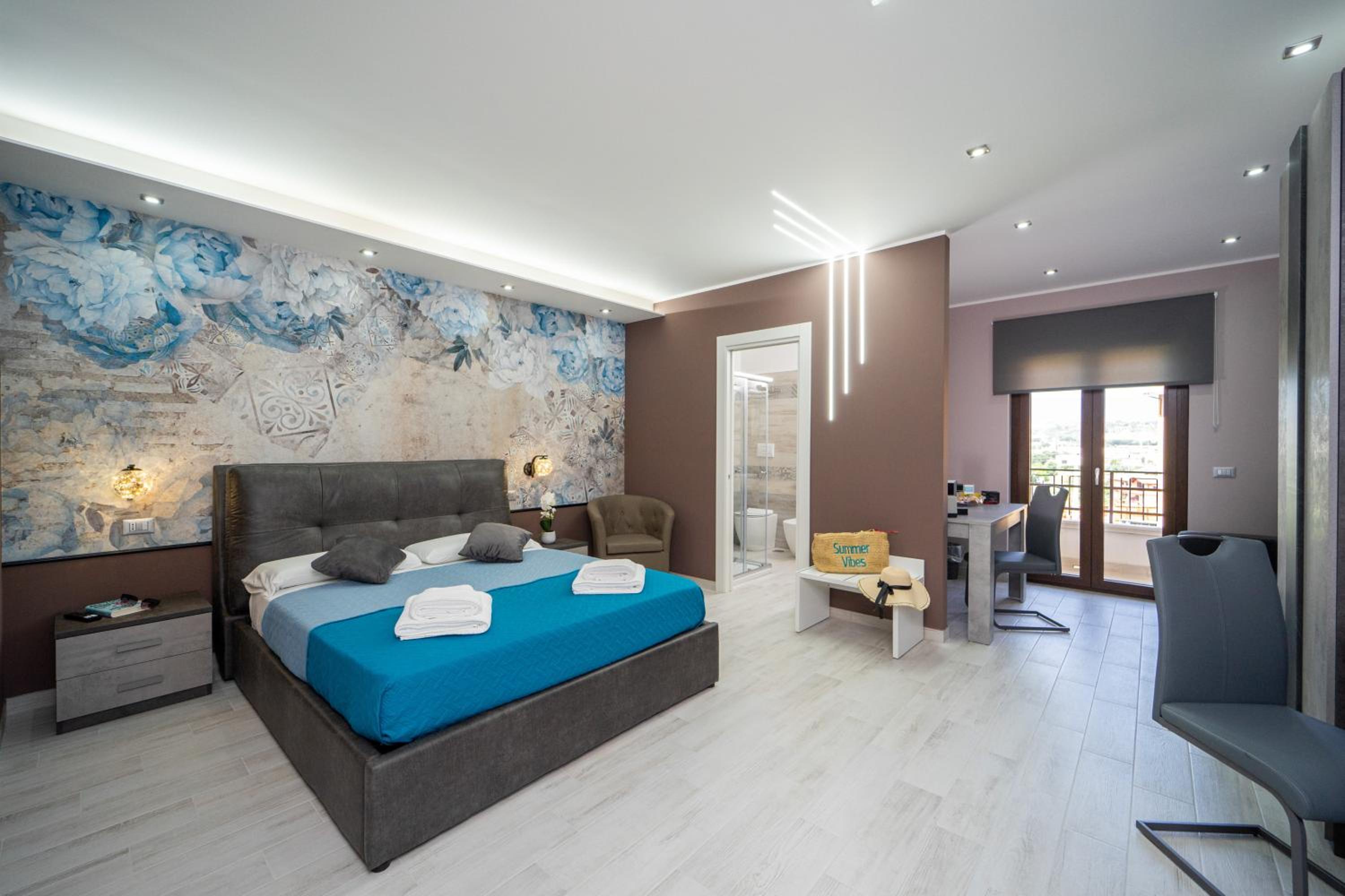 Junior Suite with Balcony - Photo 14