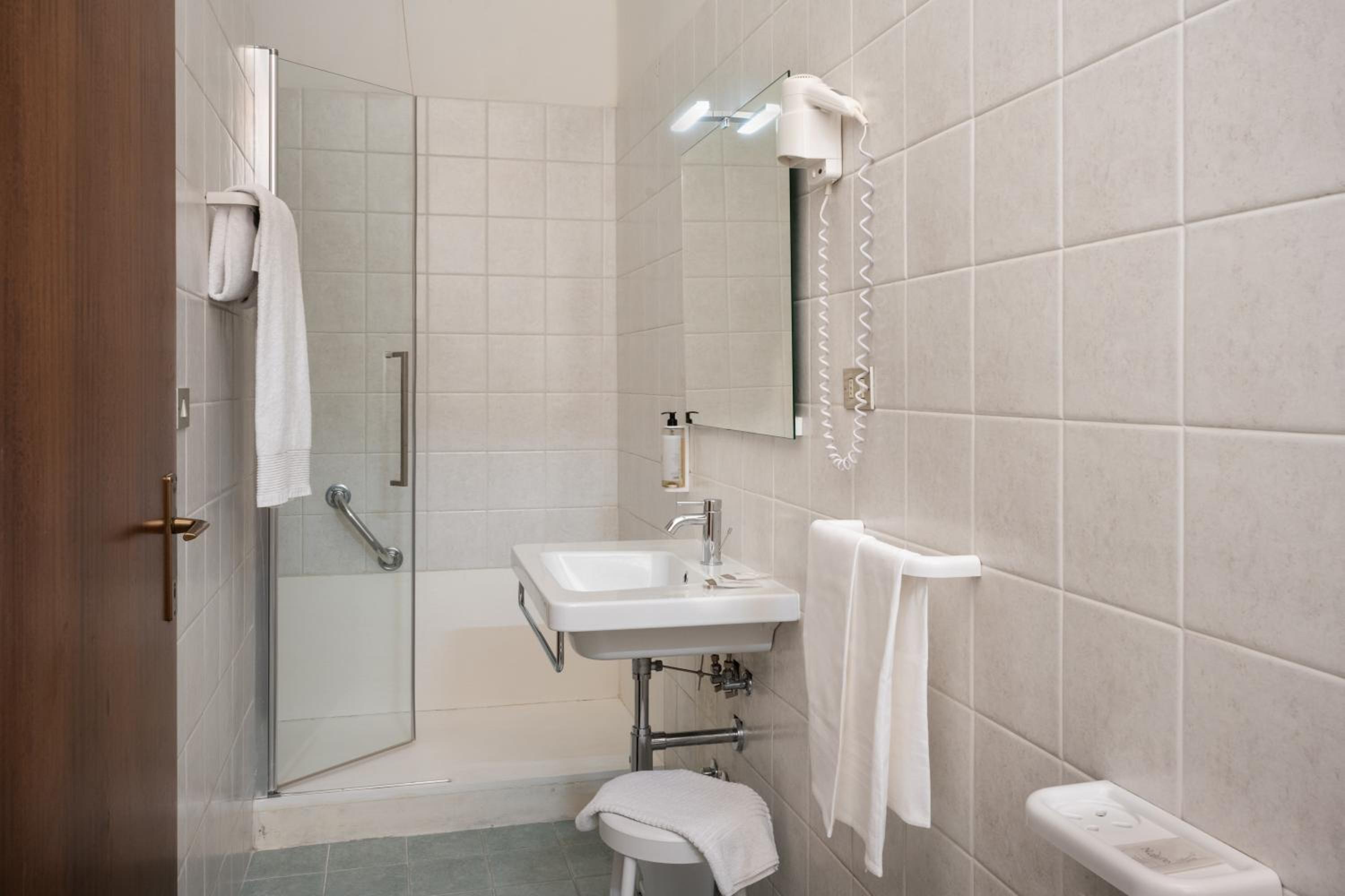Standard Double Room - Photo 7
