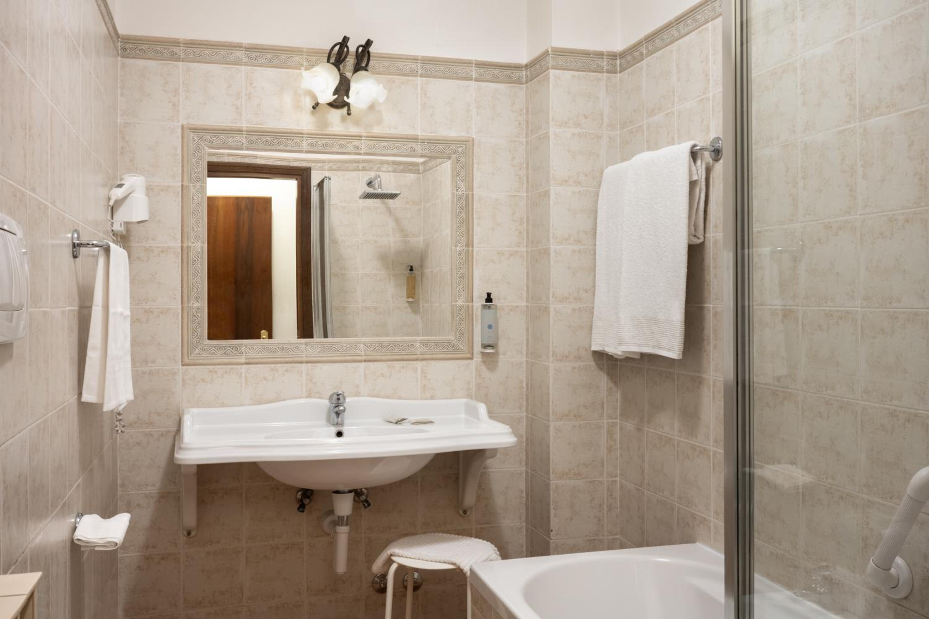 Standard Double Room - Photo 8