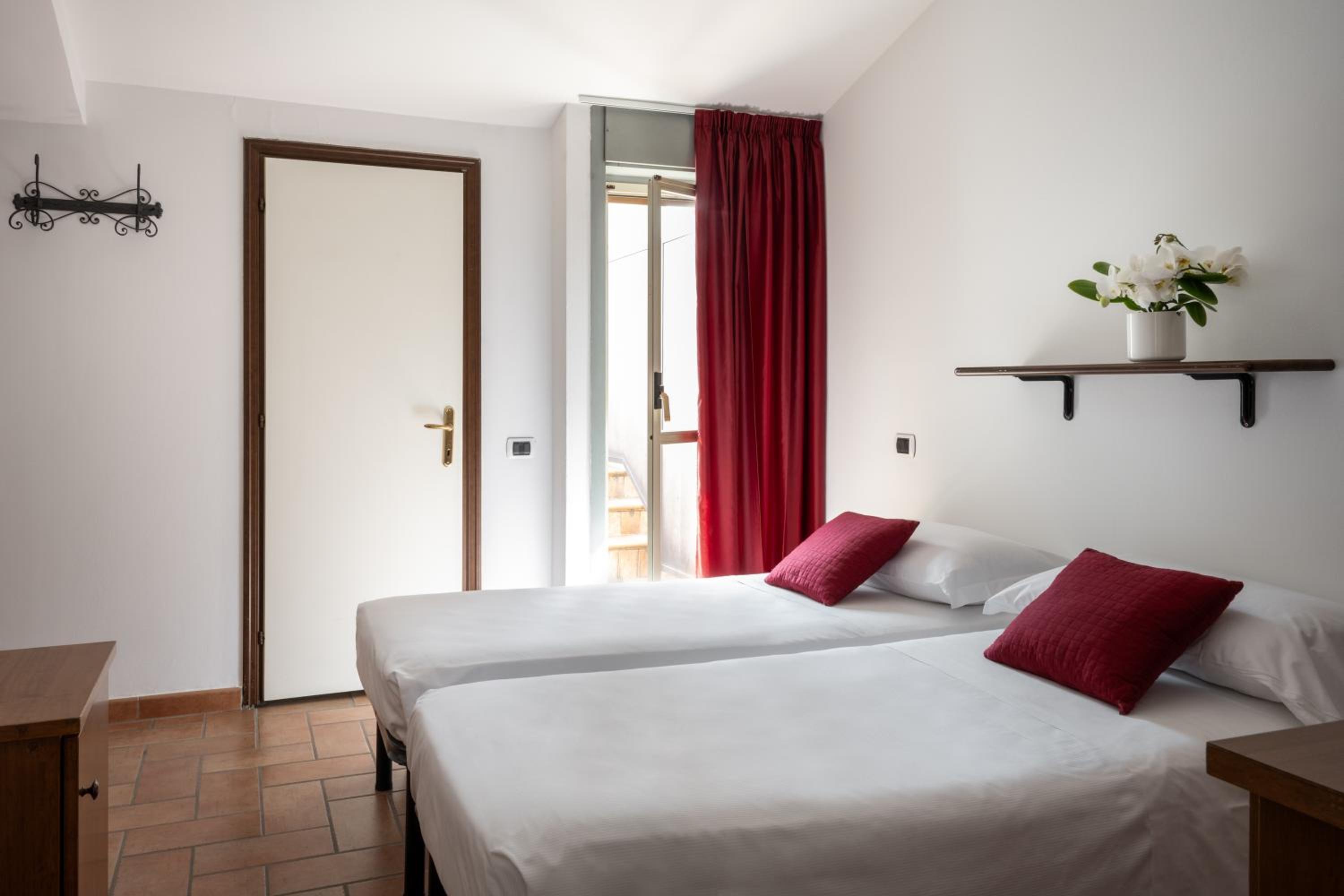 Standard Quadruple Room - Photo 9
