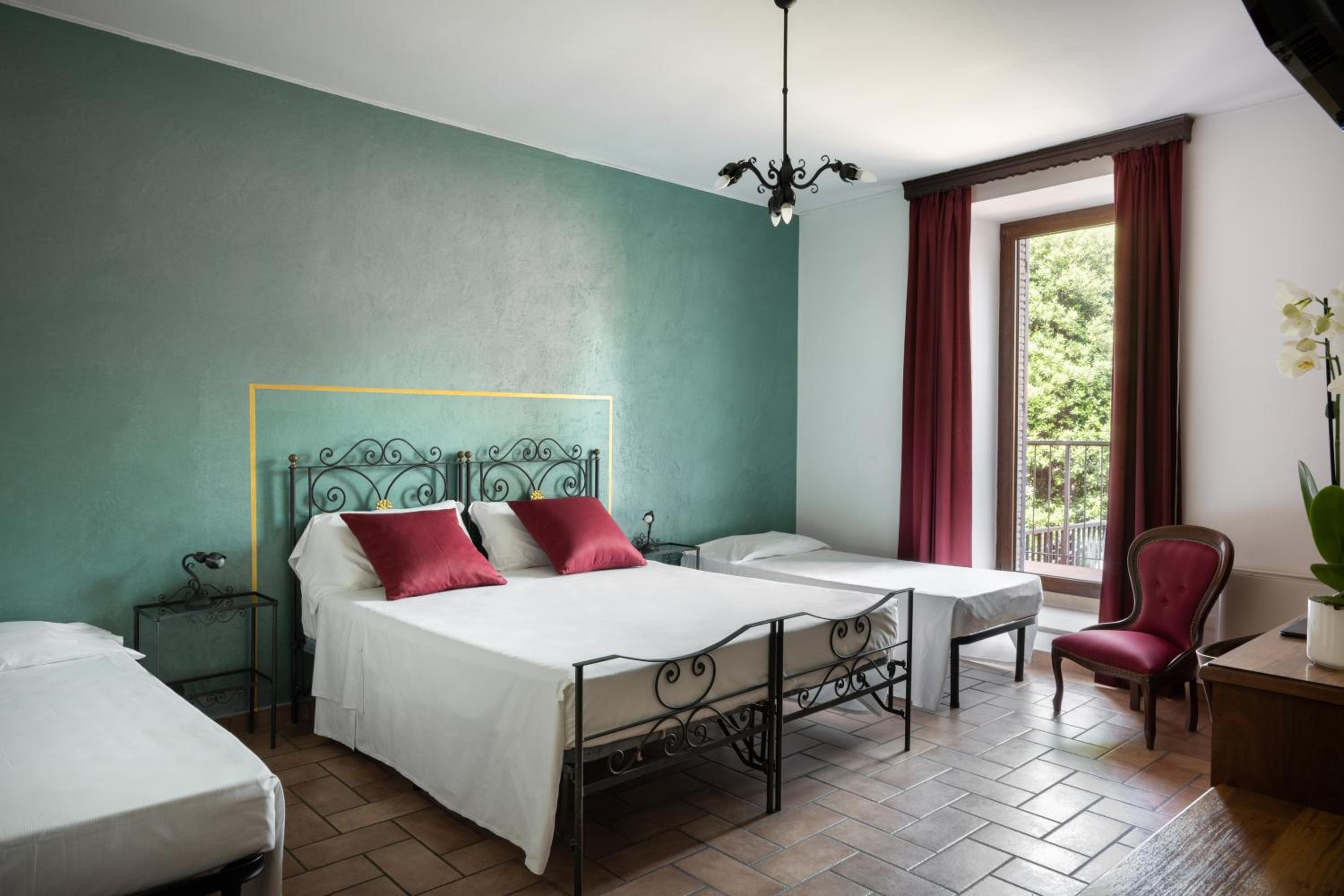 Standard Quadruple Room - Photo 12