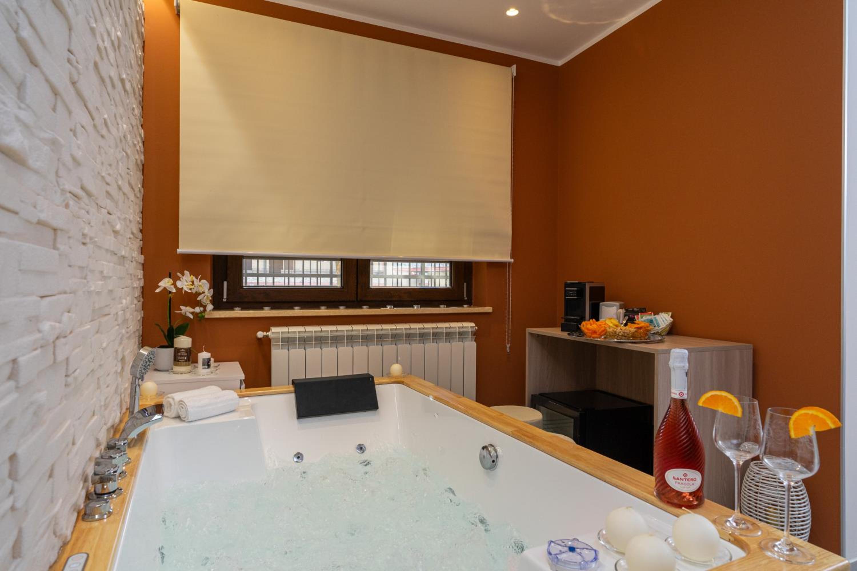 Suite with Spa Access - Photo 9