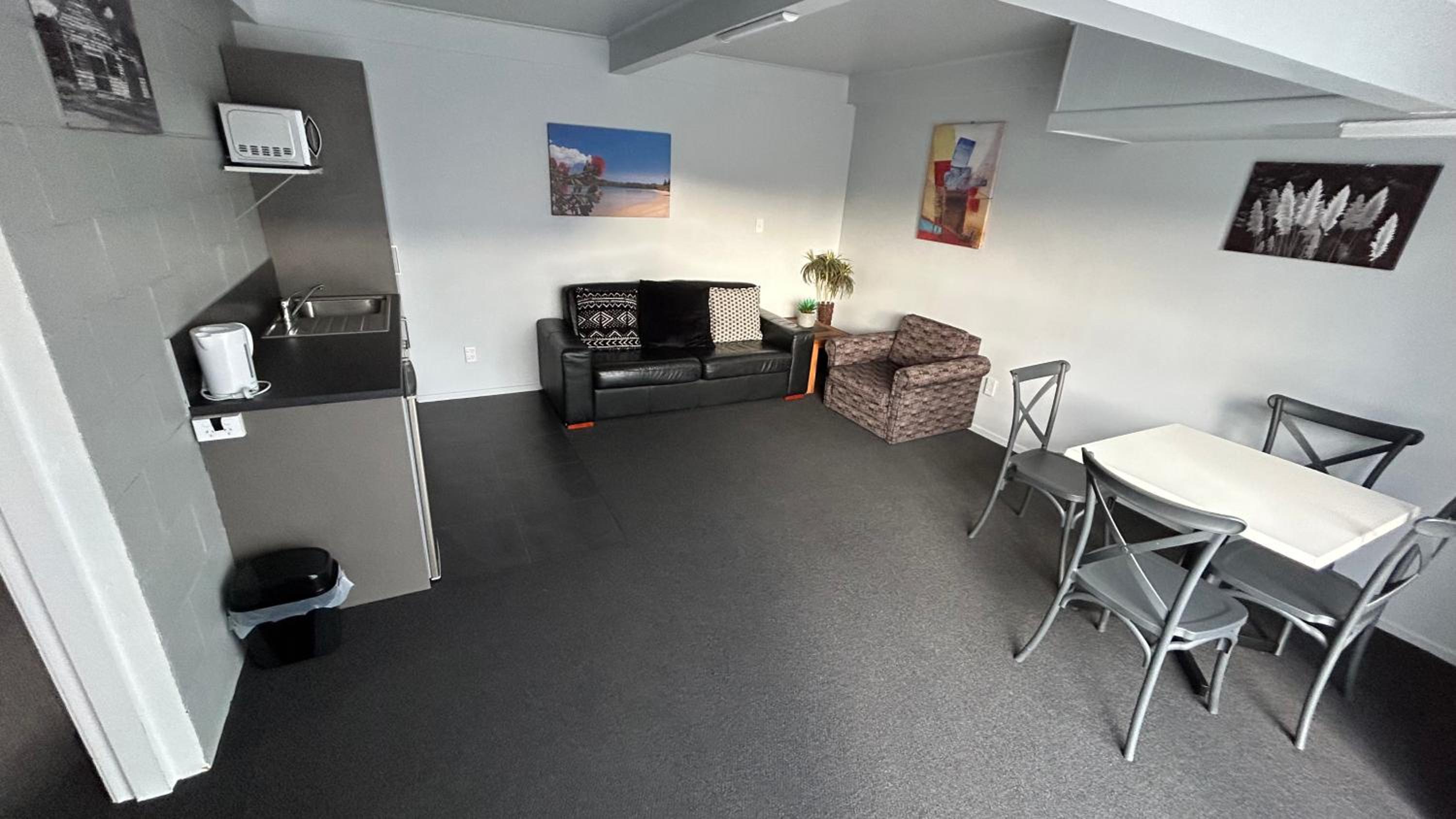 One-Bedroom Apartment - Non-Smoking photo 1