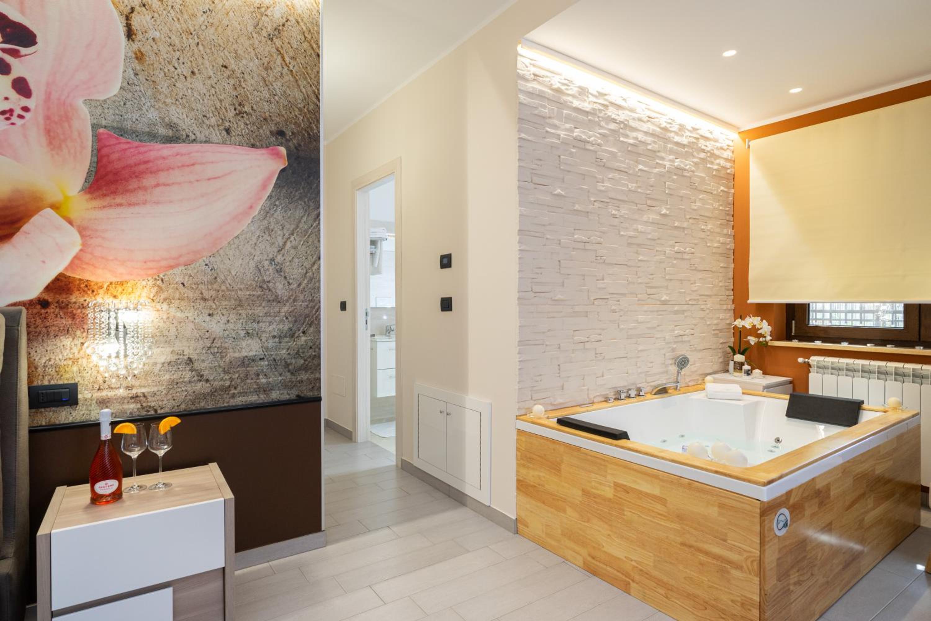 Suite with Spa Access - Photo 8
