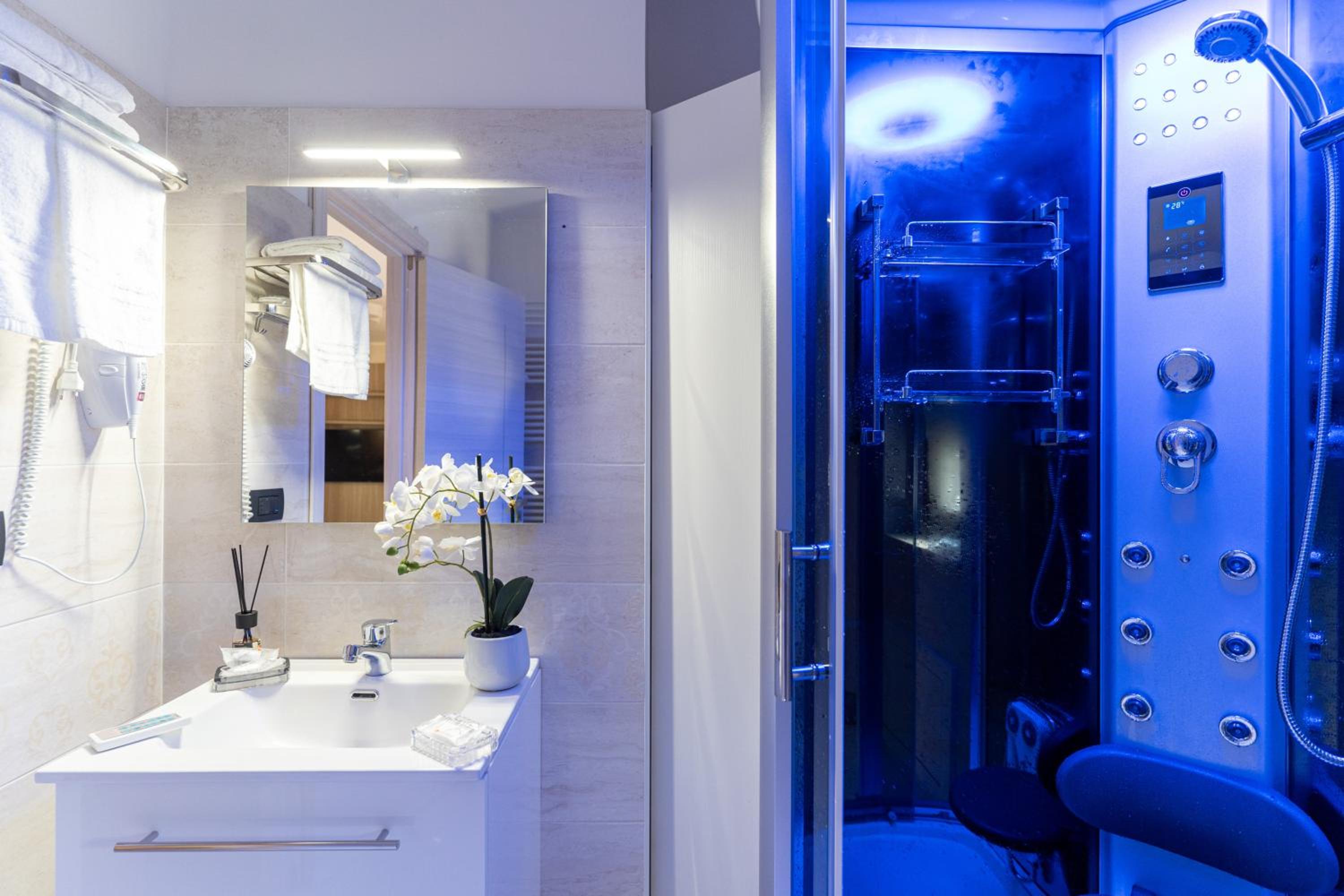 Suite with Spa Access - Photo 3