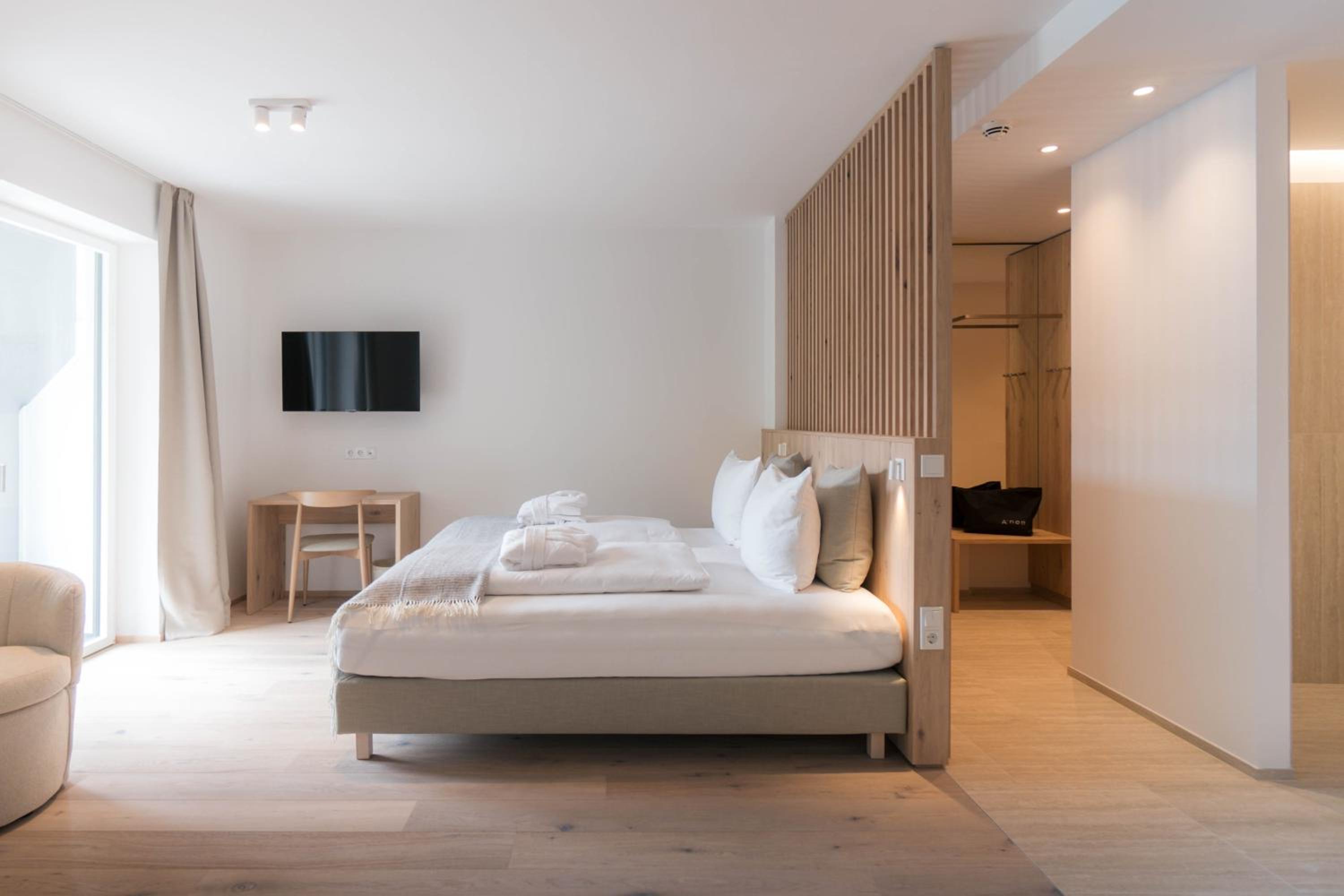 Deluxe Junior Suite - Photo 10