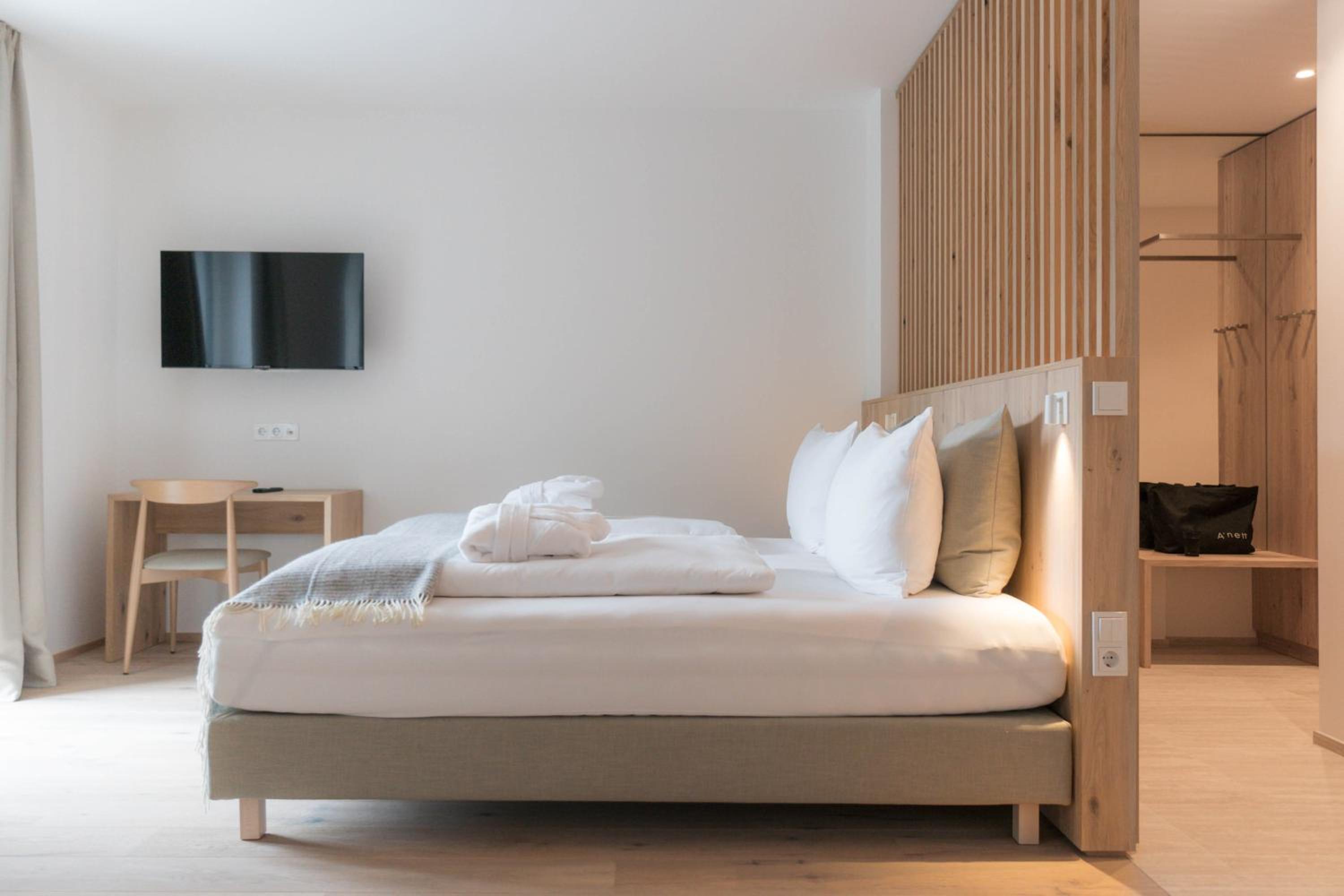Deluxe Junior Suite - Photo 9