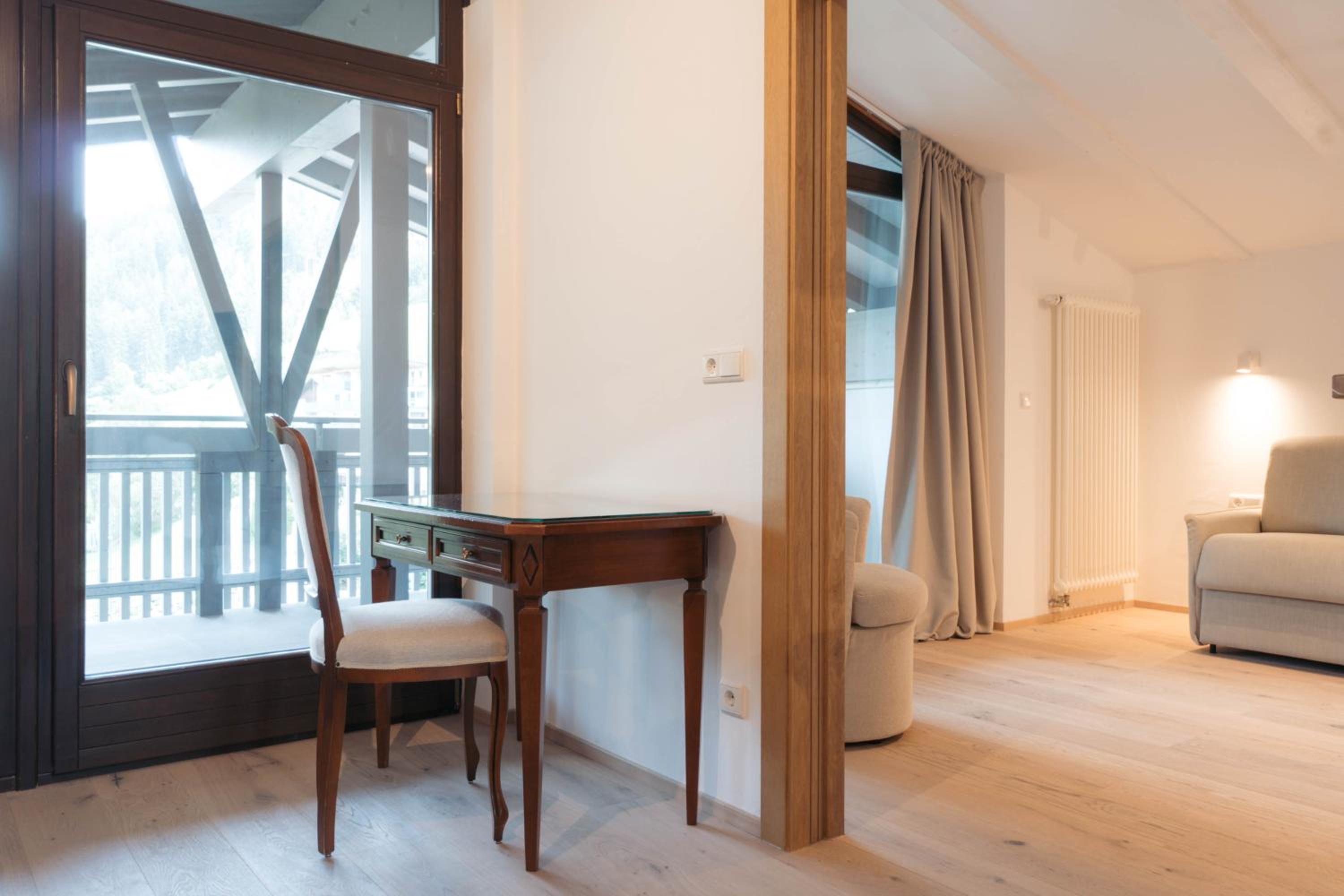 Suite - Photo 1