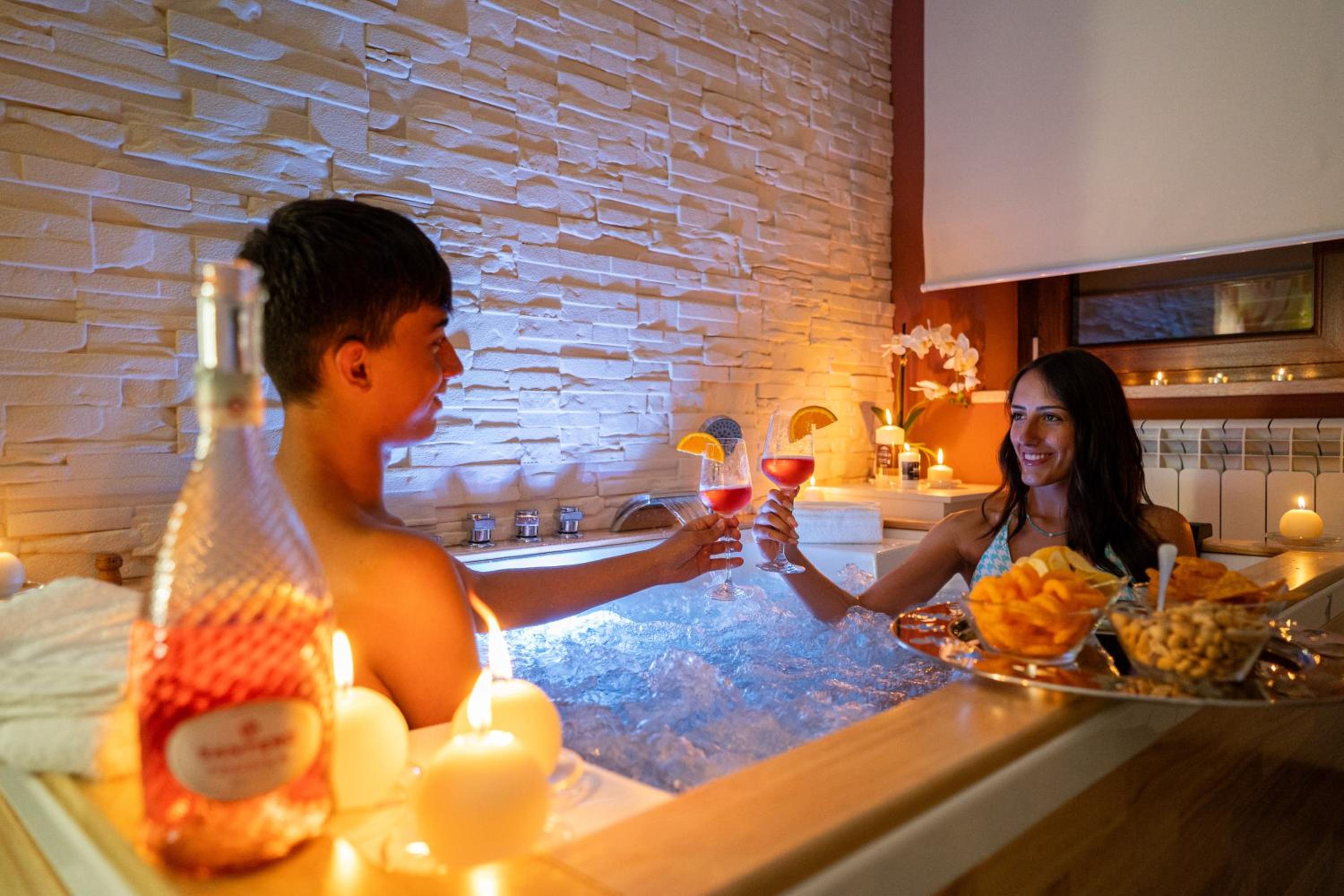 Suite with Spa Access - Photo 13