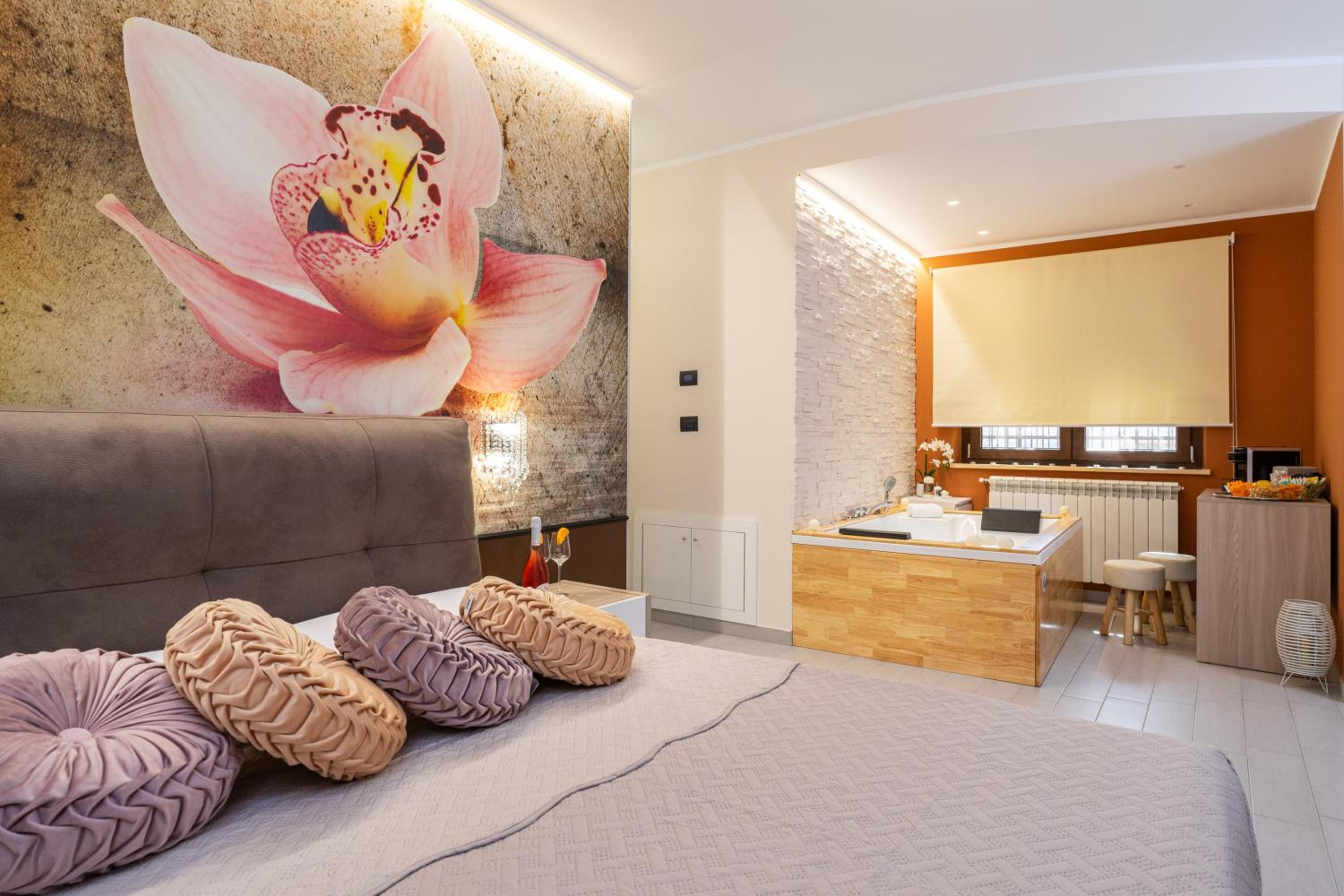 Suite with Spa Access - Photo 1