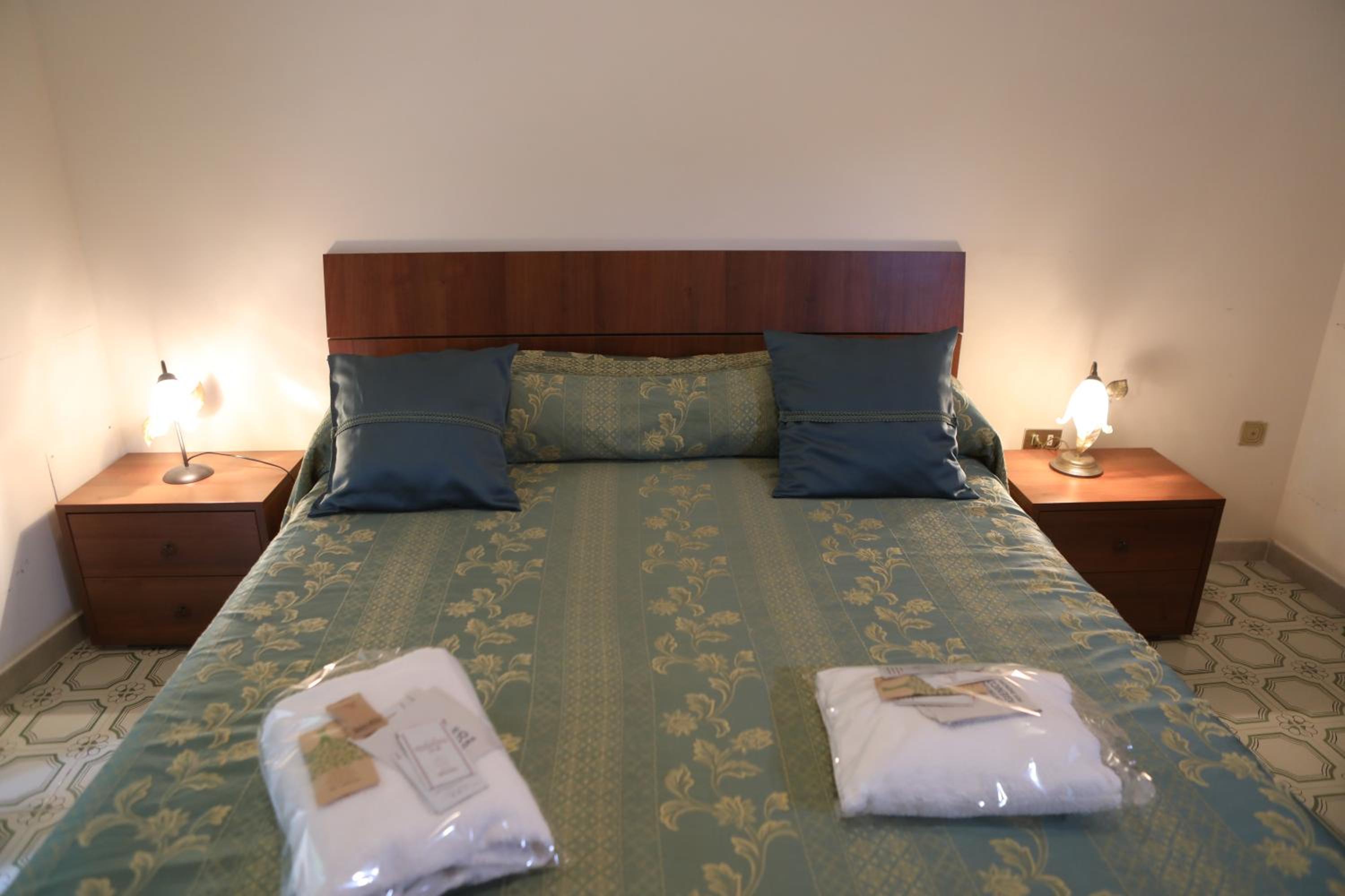 Deluxe Double Room with Private Bathroom photo 1
