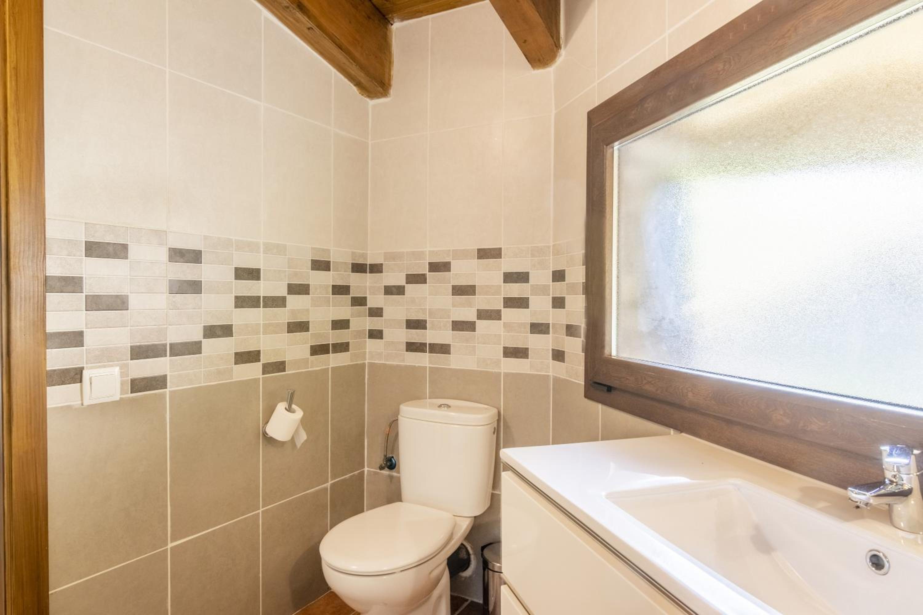 Three-Bedroom Apartment with Mountain View photo 3