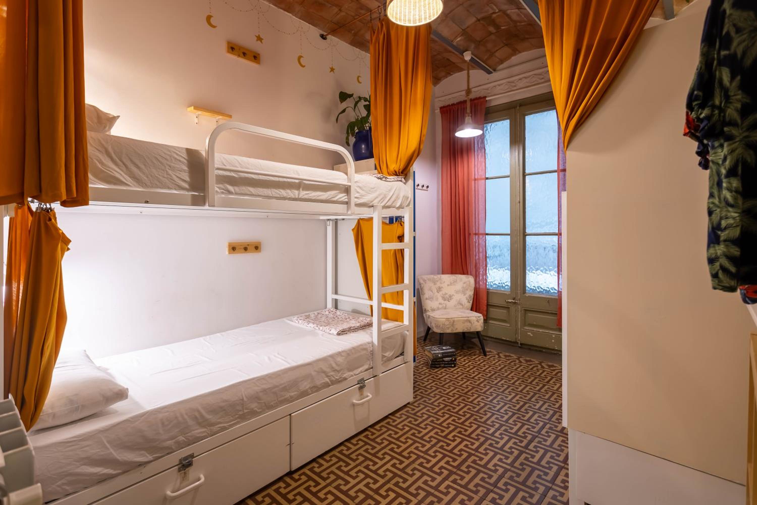 Bed in 4-Bed Mixed Dormitory Room photo 2
