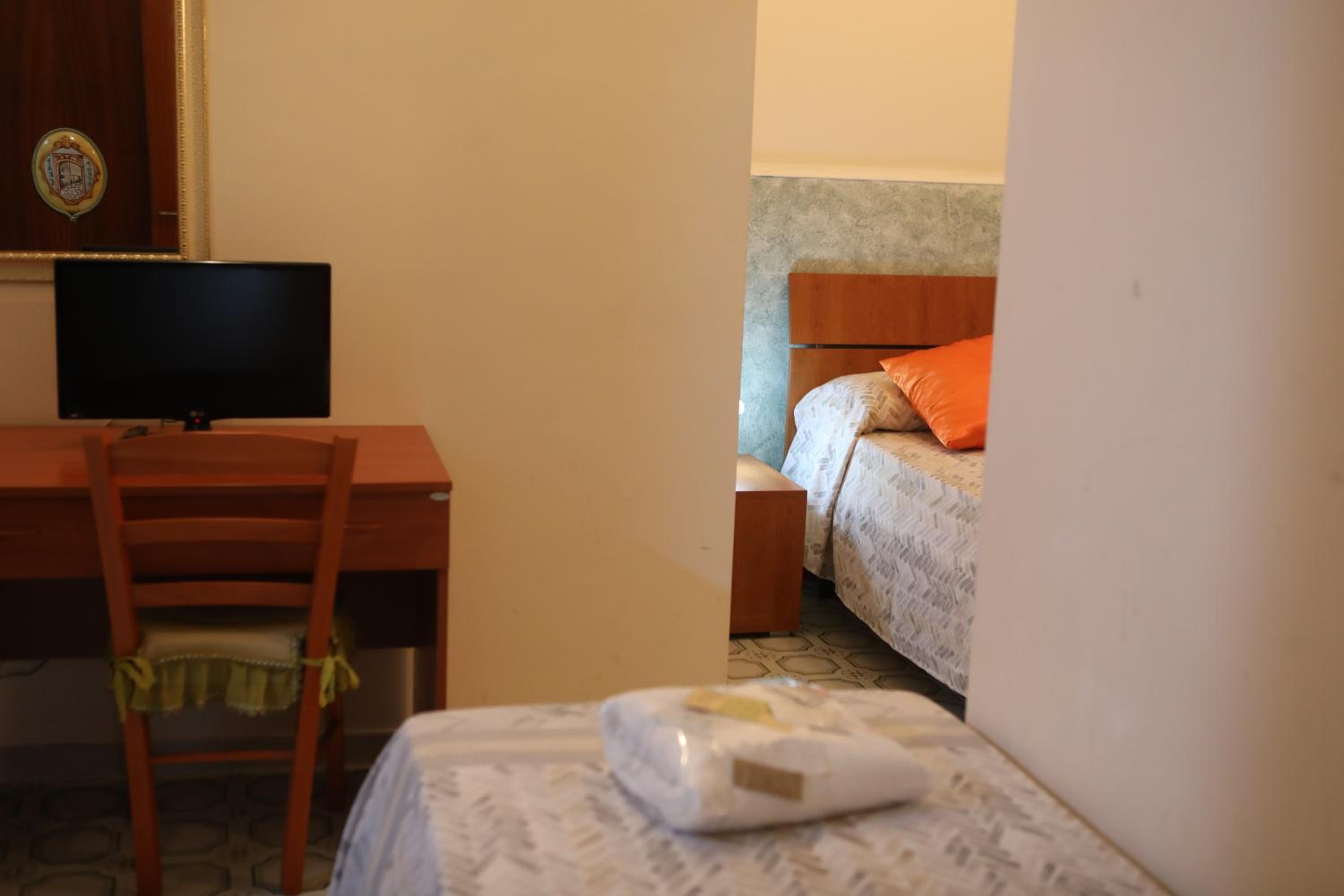 Twin Room with Private Bathroom photo 1