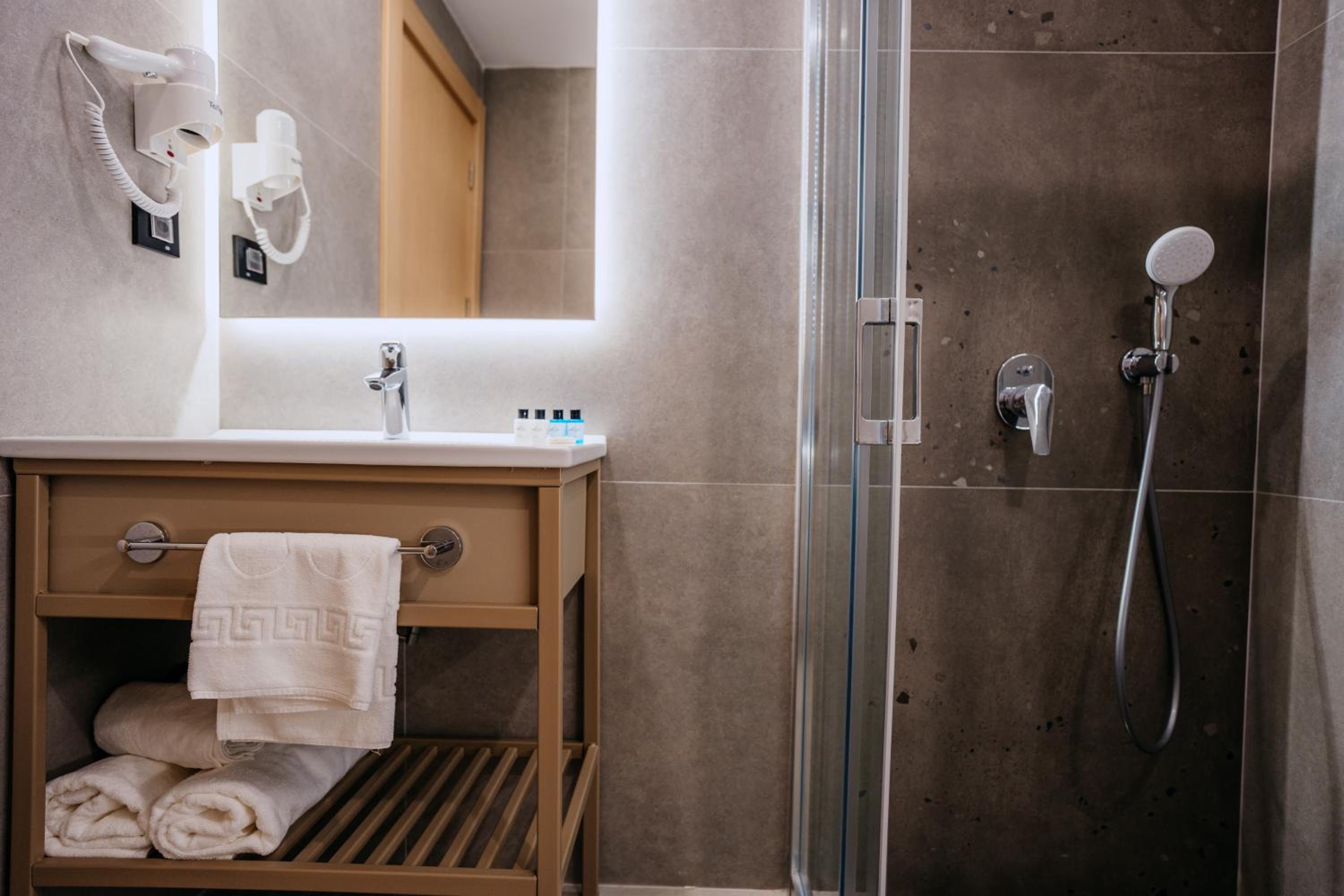 Double Room thumbnail 5