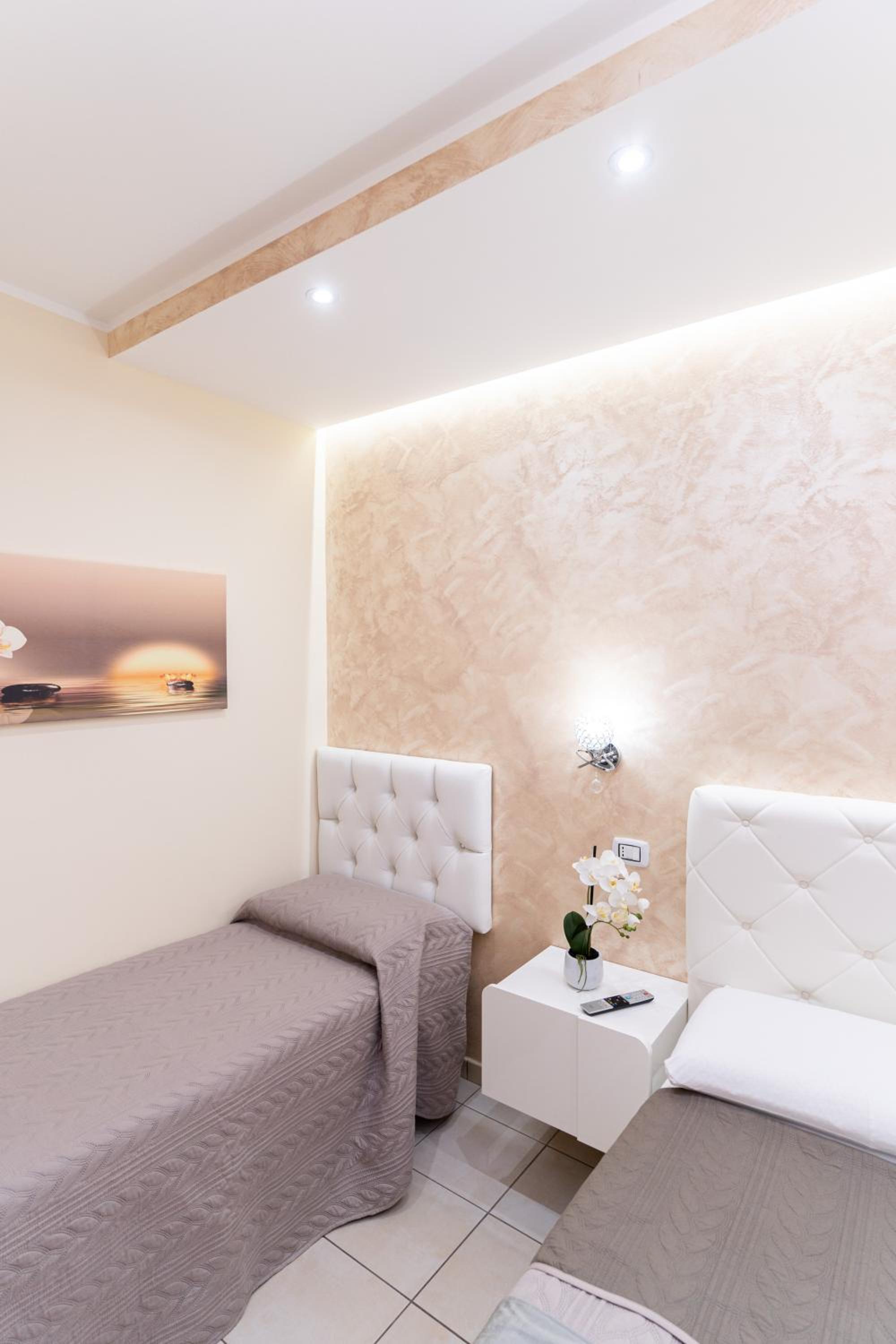 Budget Double Room - Photo 22