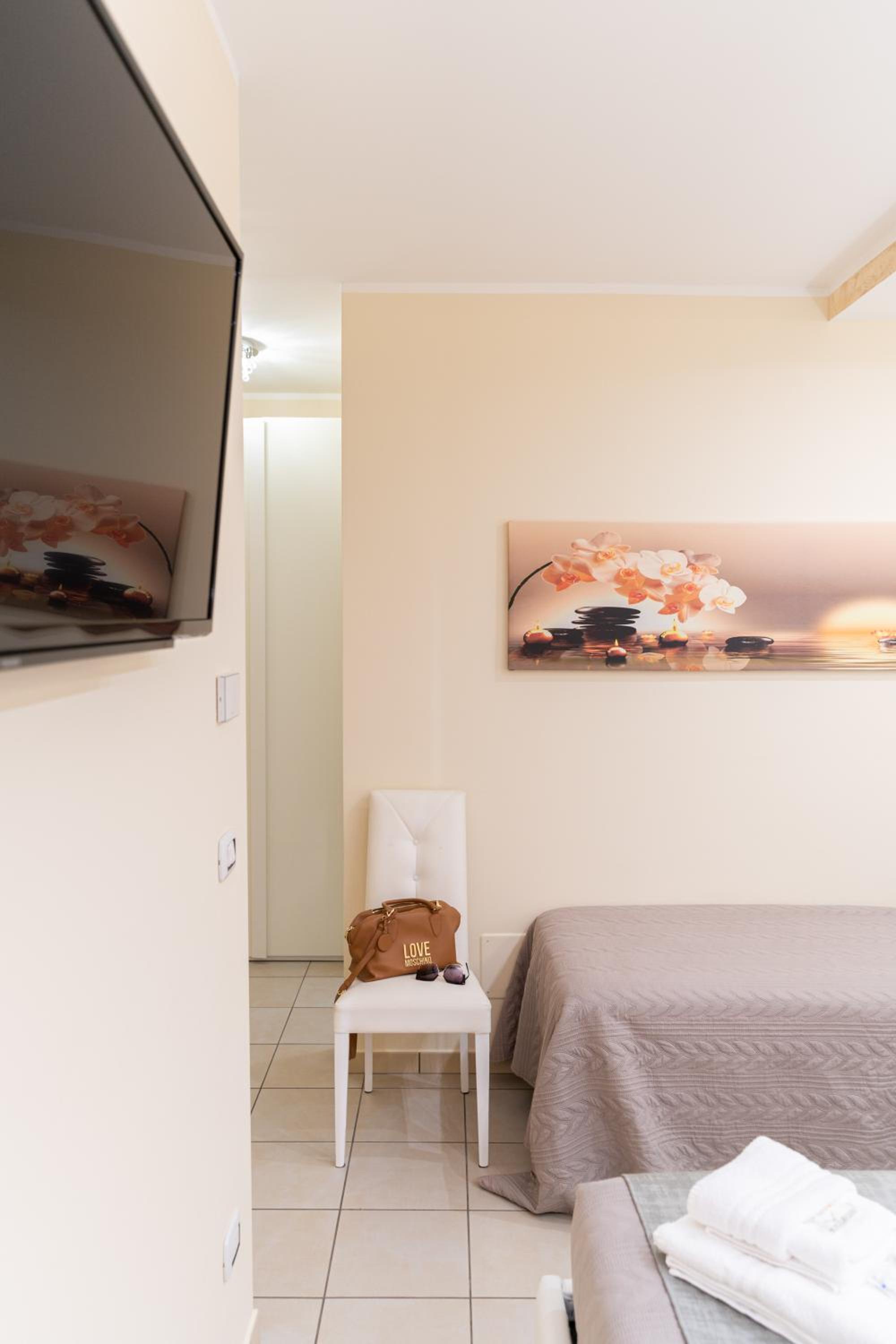 Budget Double Room - Photo 21