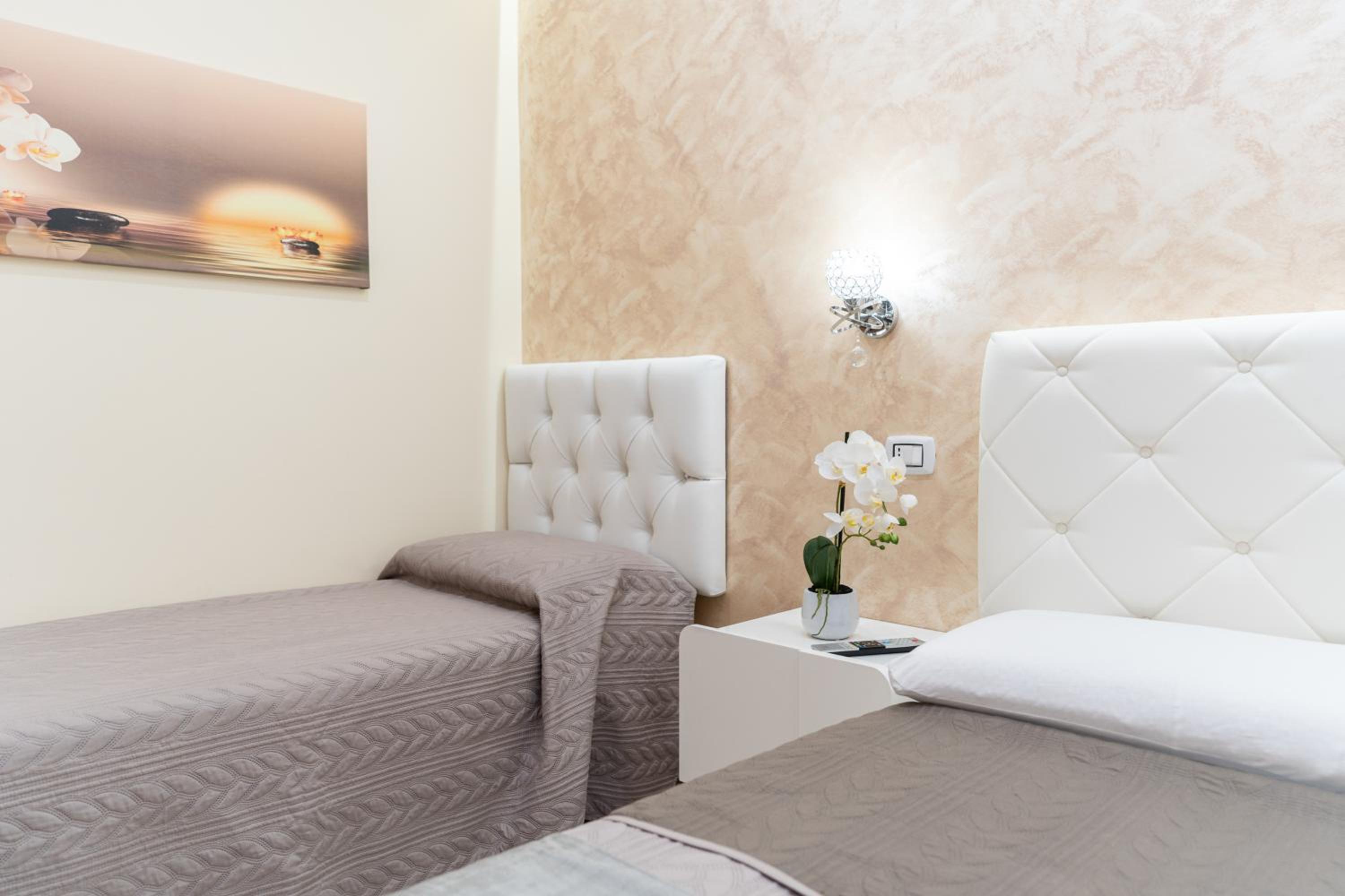 Budget Double Room - Photo 19
