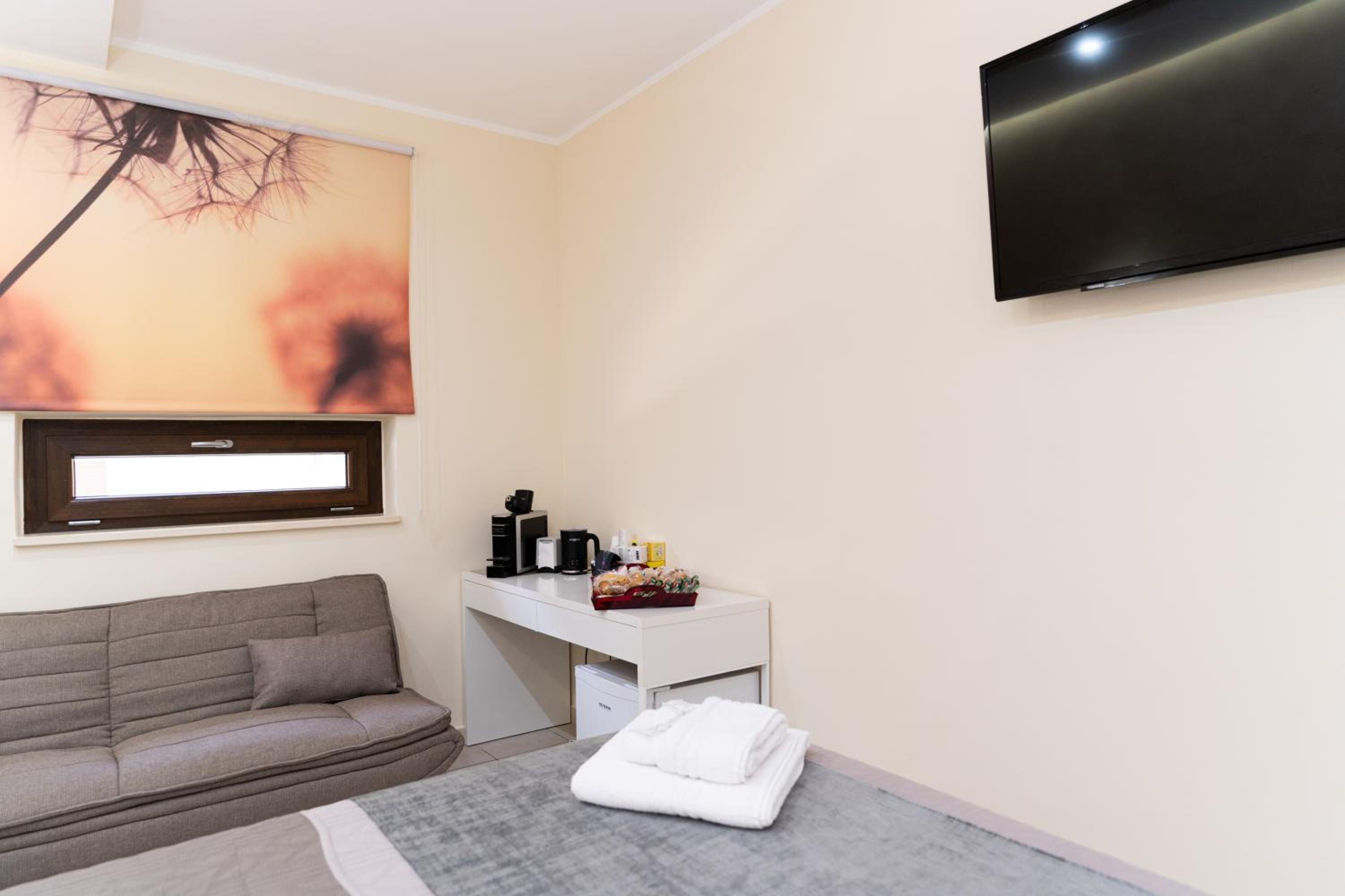 Budget Double Room - Photo 16