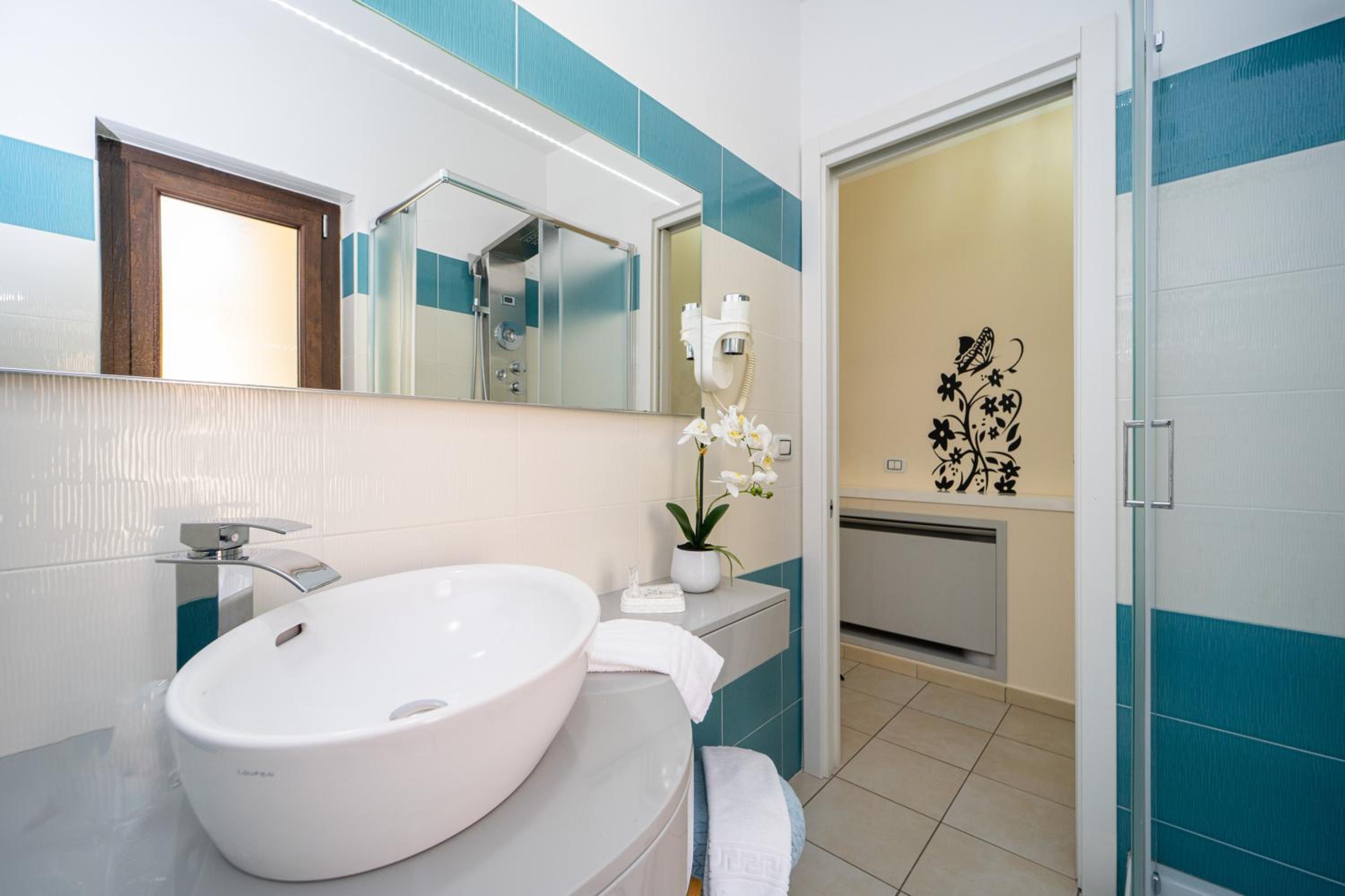 Budget Double Room - Photo 14