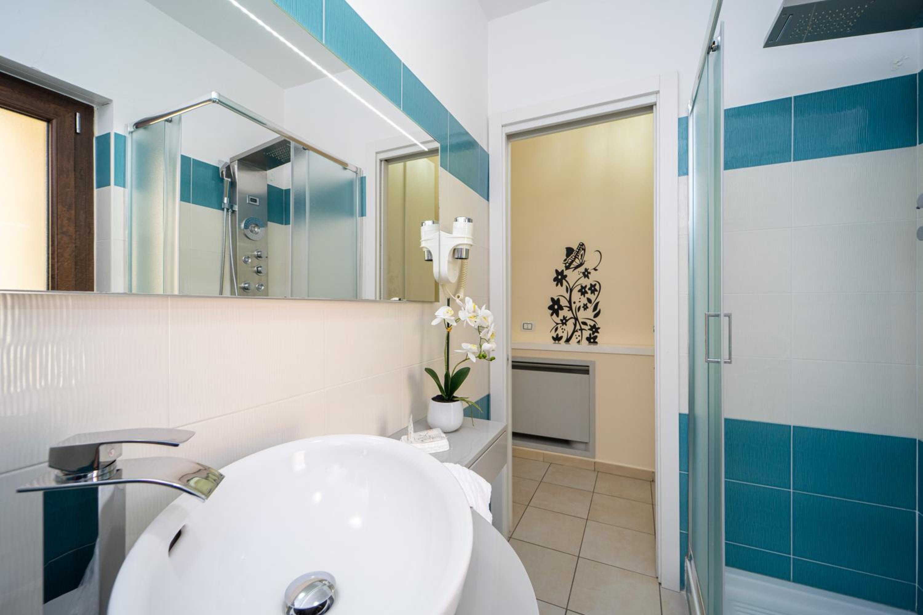 Budget Double Room - Photo 13