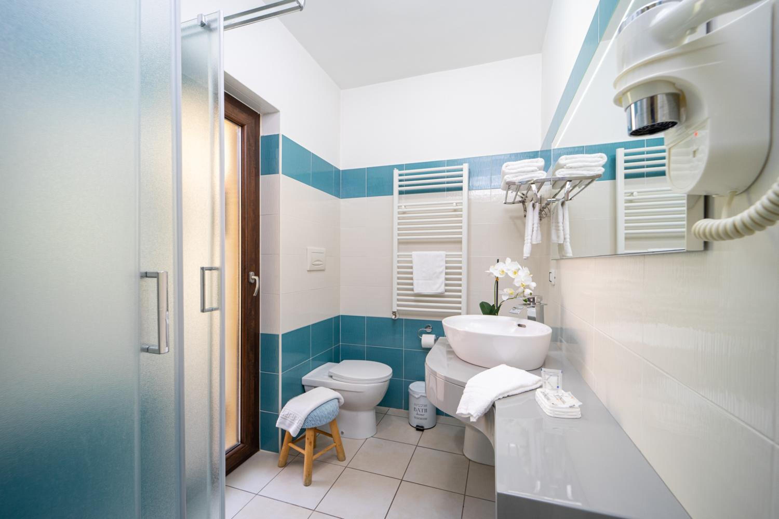 Budget Double Room - Photo 10