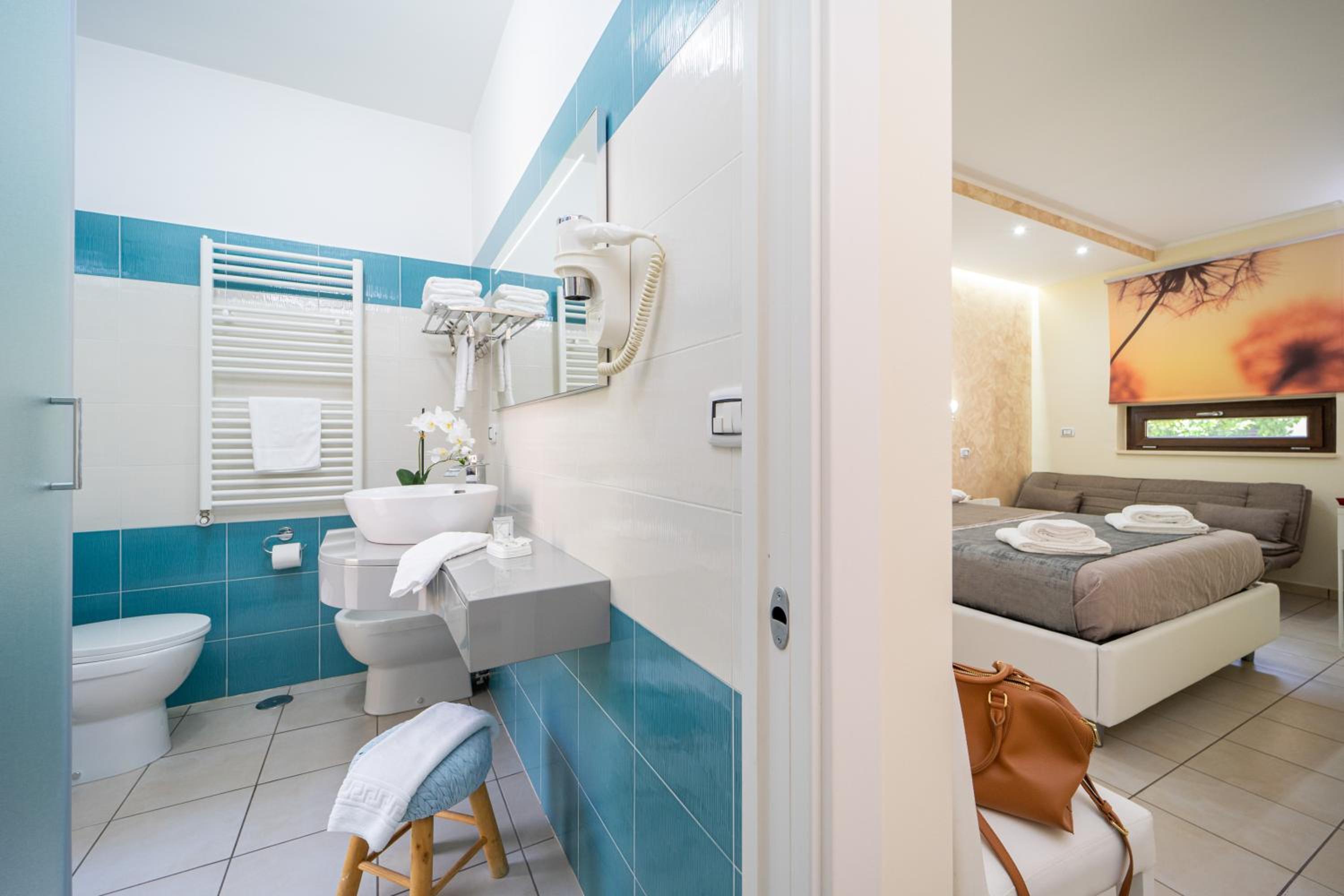 Budget Double Room - Photo 9