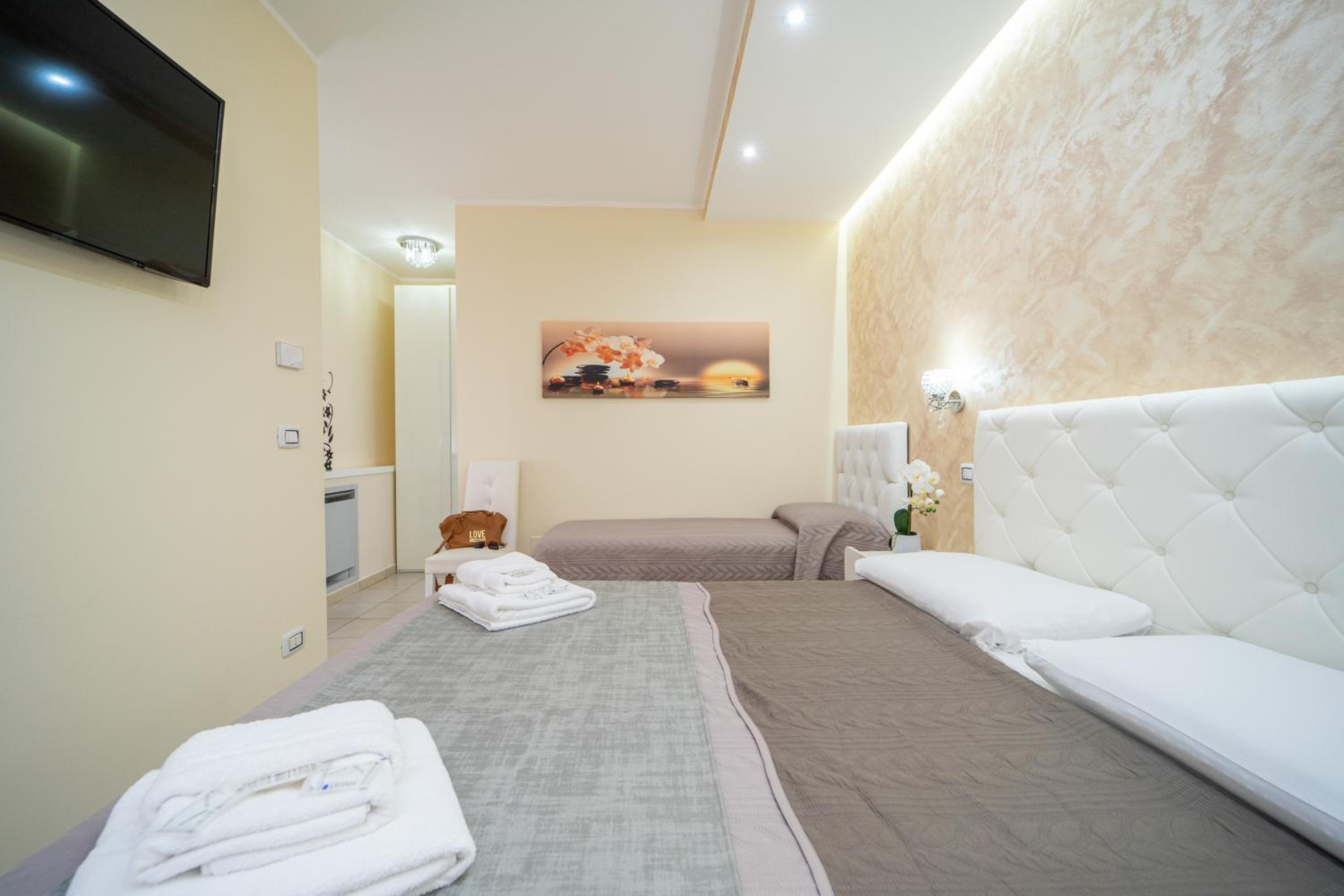 Budget Double Room - Photo 8