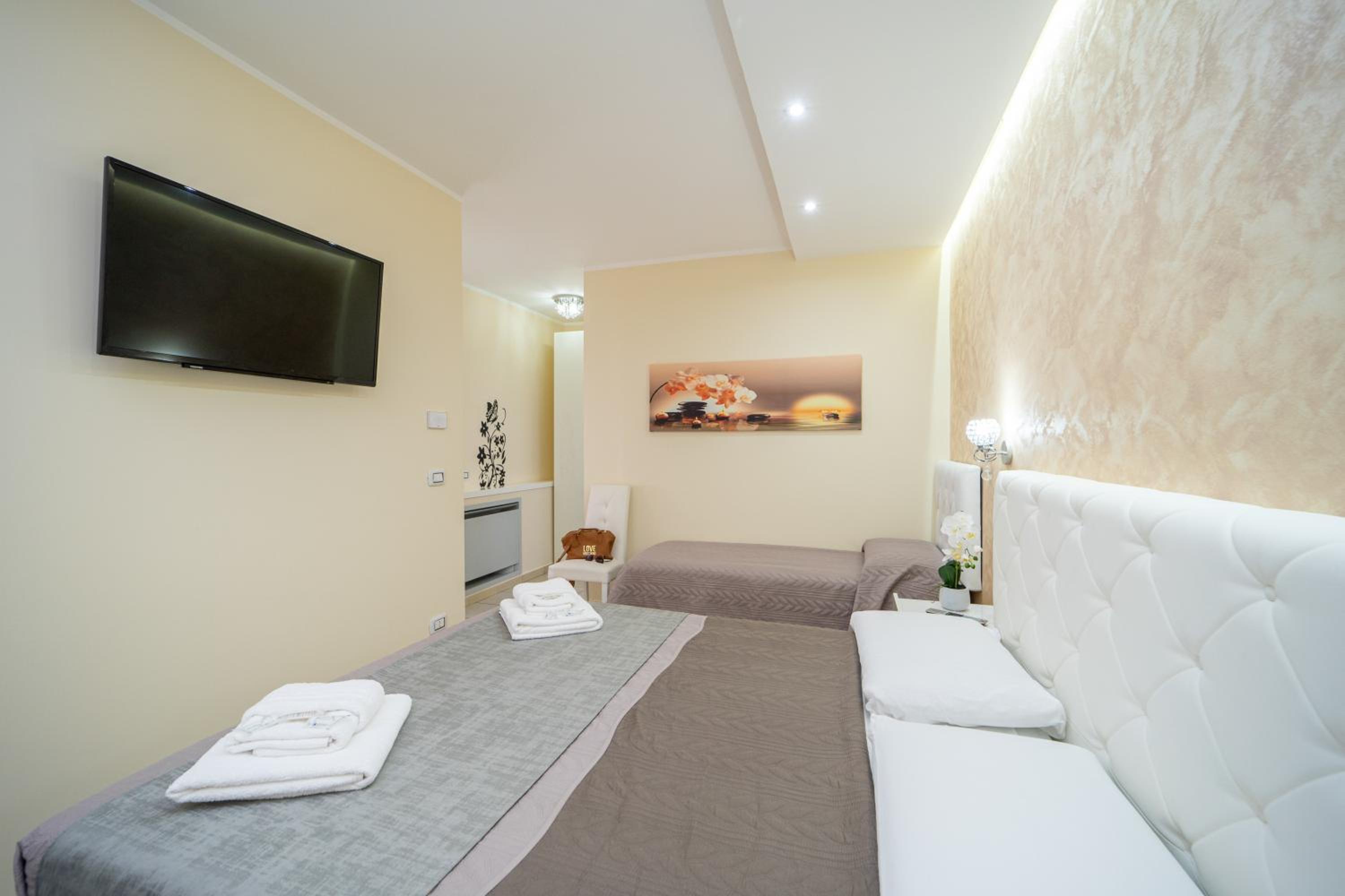 Budget Double Room - Photo 7