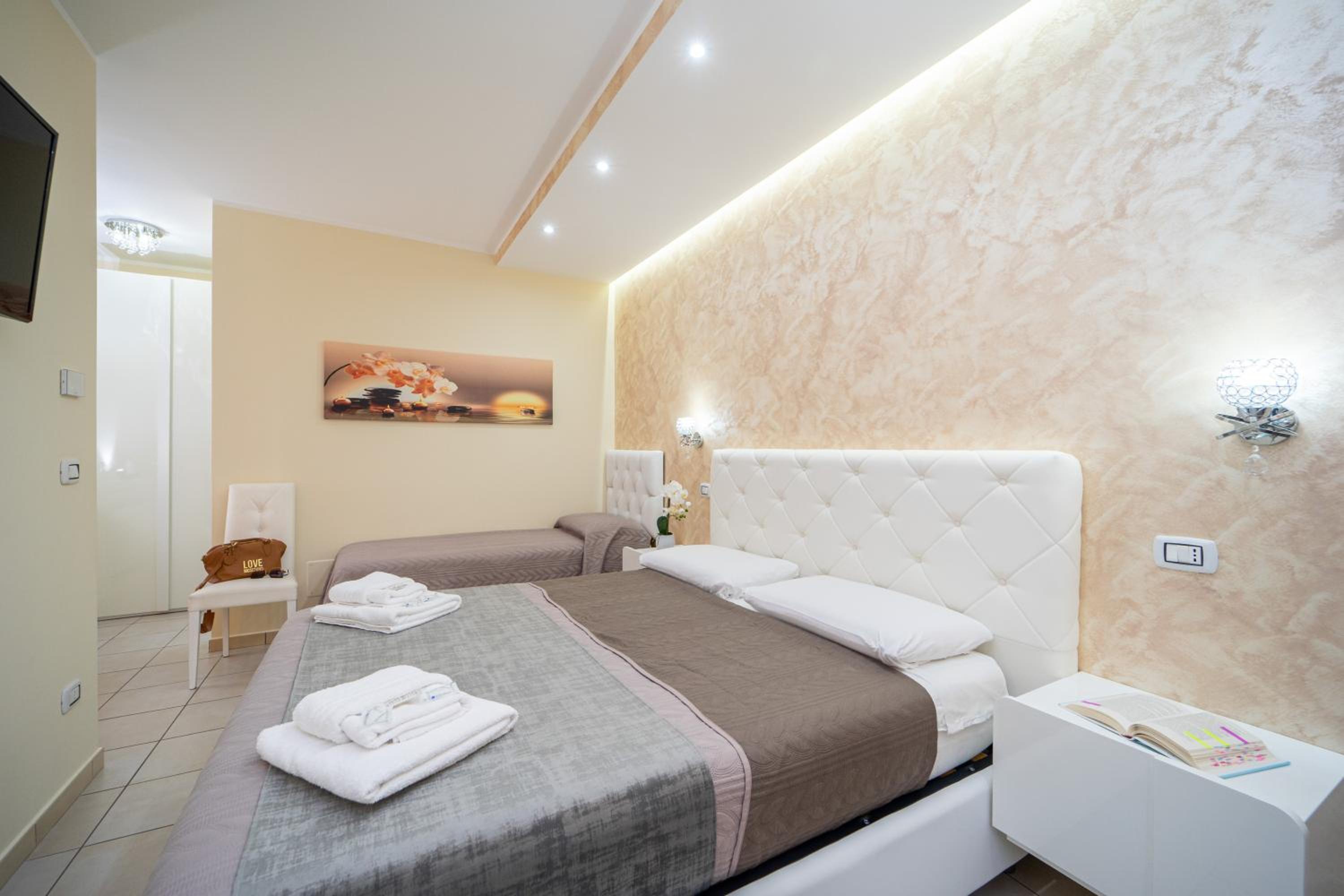 Budget Double Room - Photo 6
