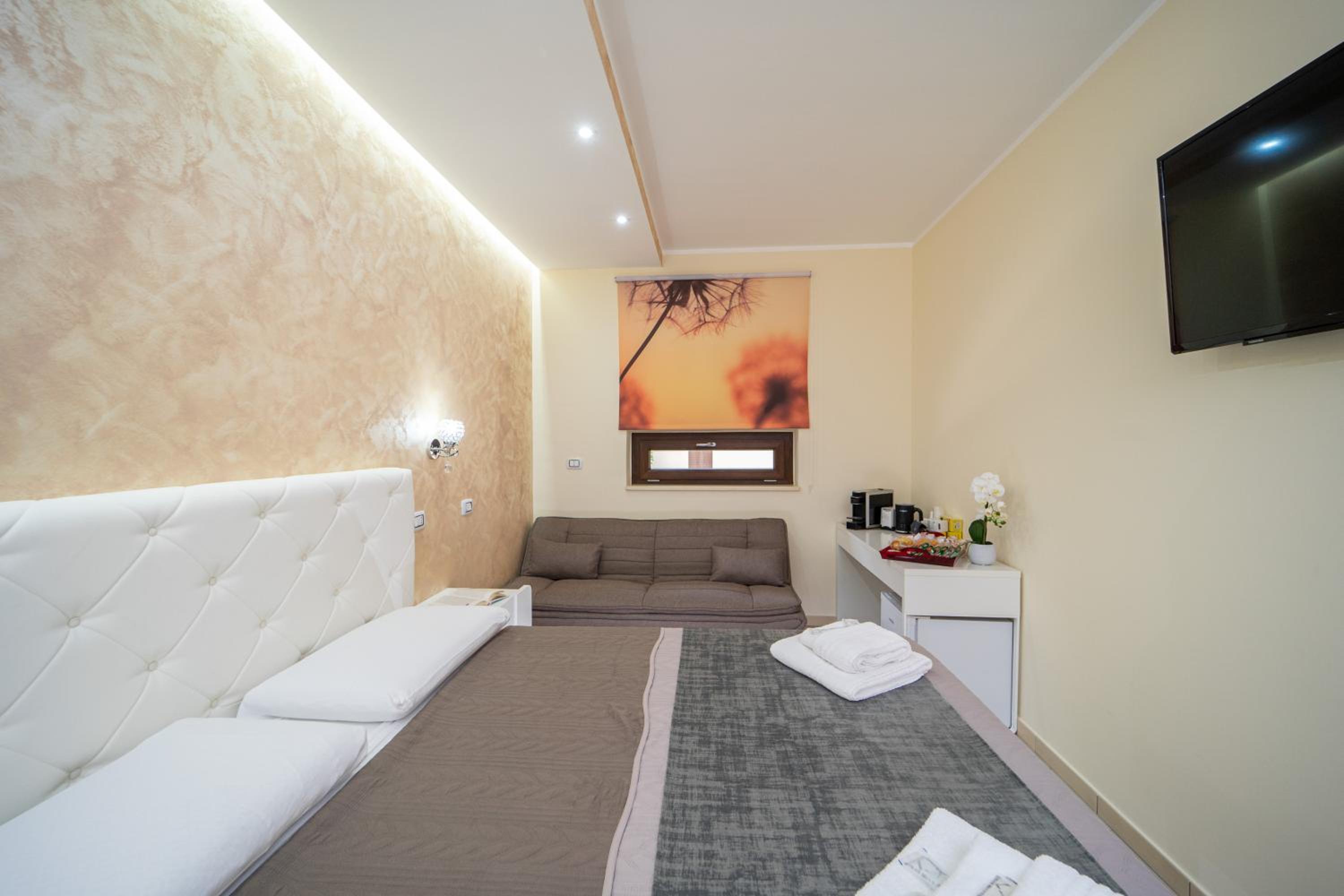 Budget Double Room - Photo 33