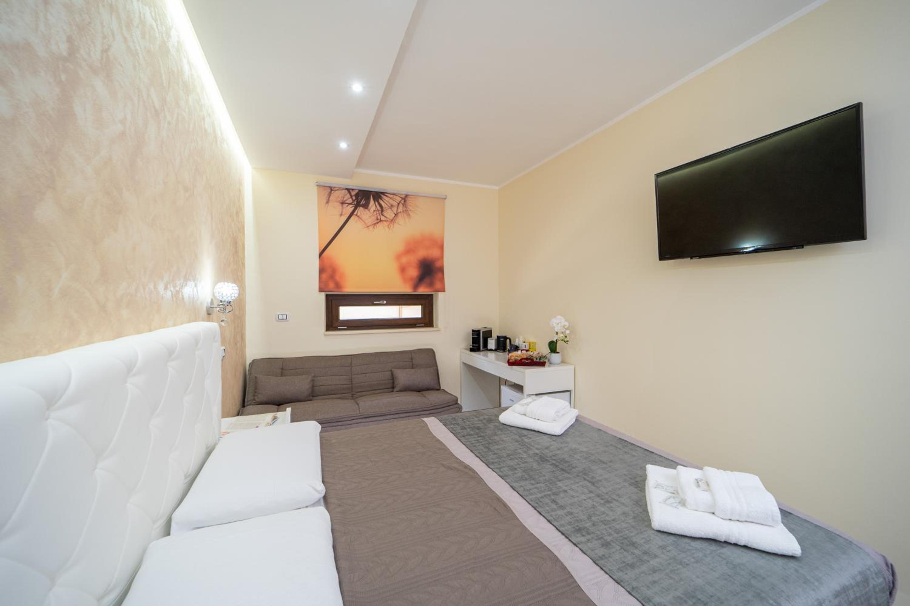 Budget Double Room - Photo 3
