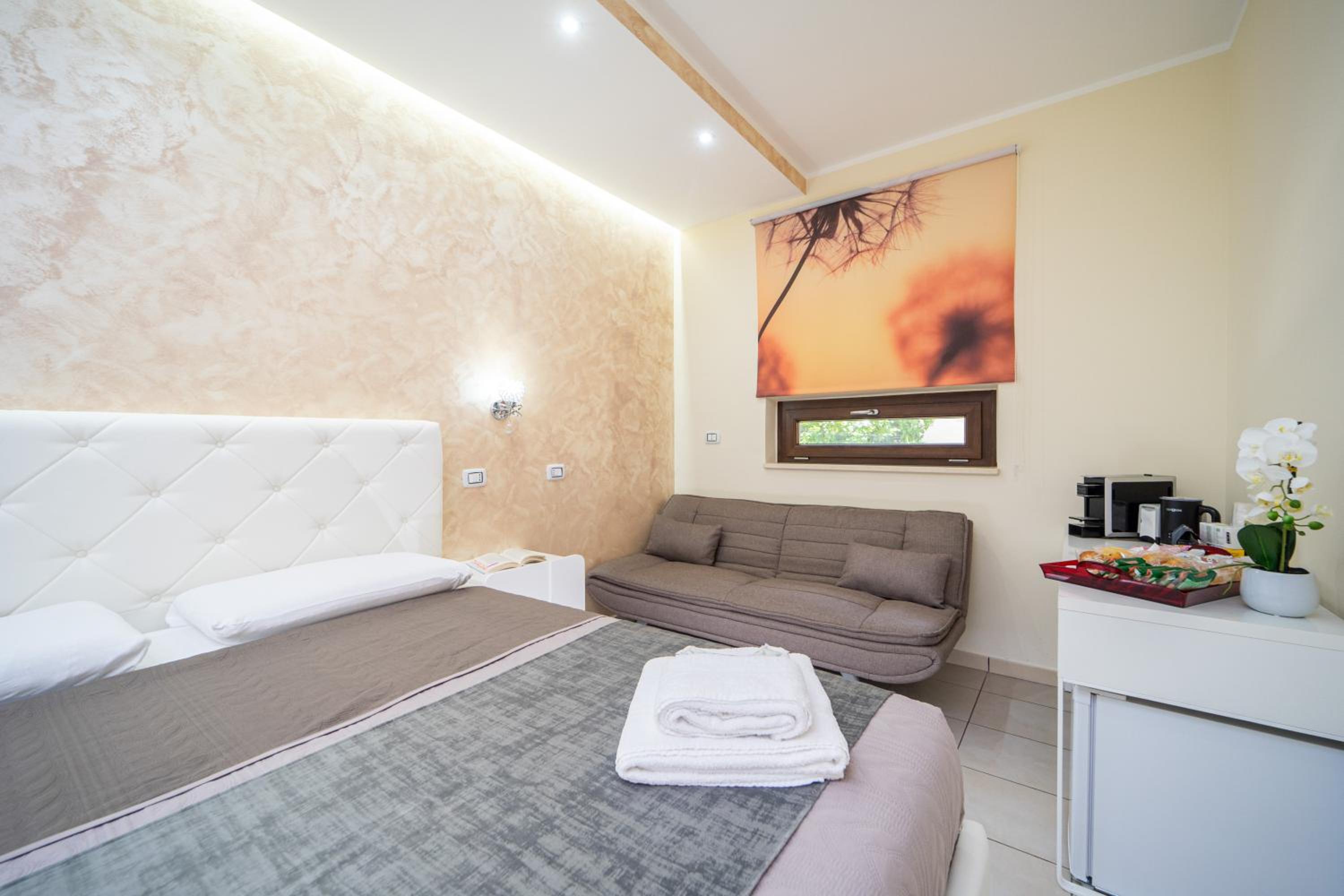 Budget Double Room - Photo 30
