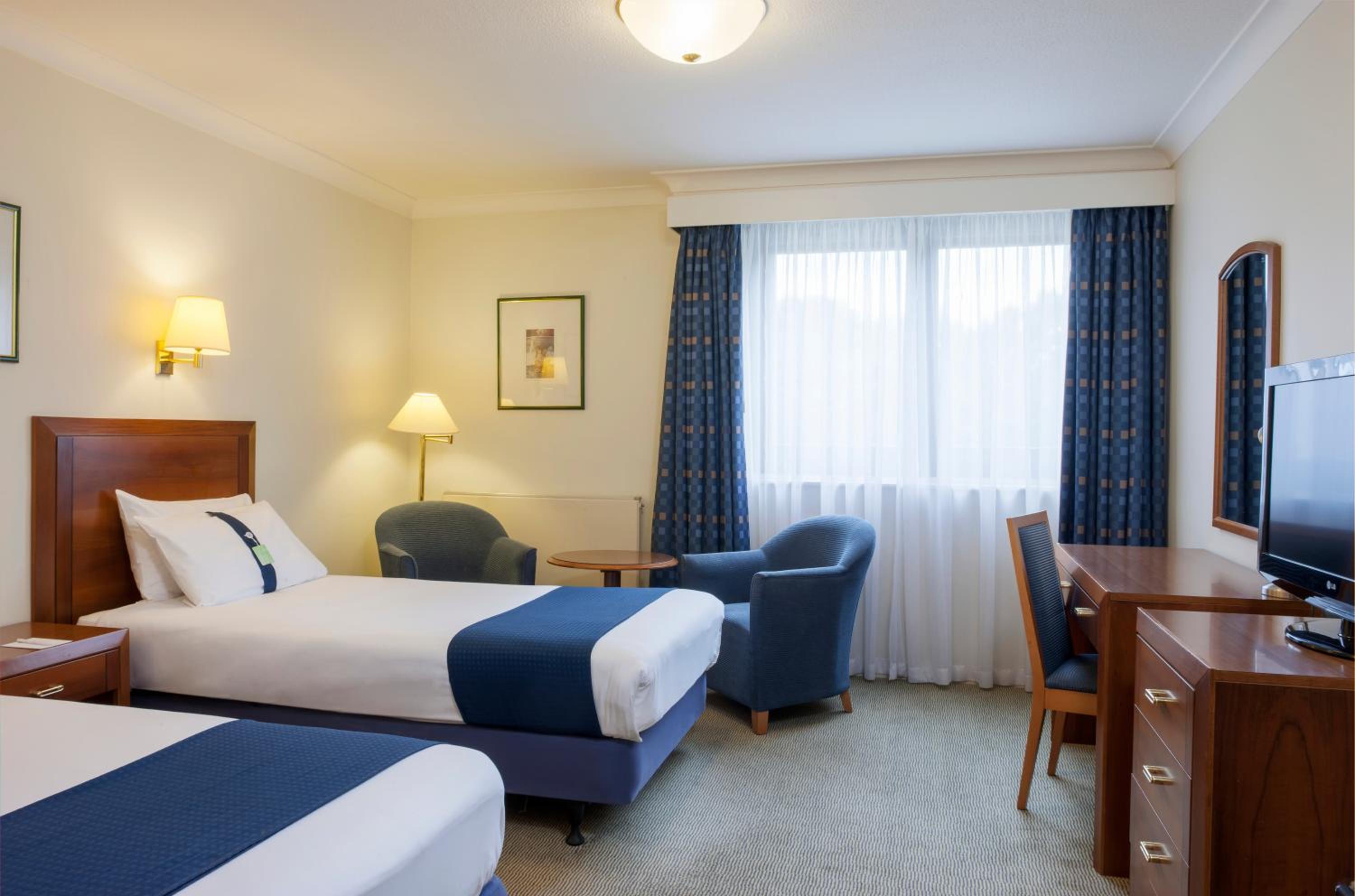 Standard Room with Two Single Beds - Accessible - Photo 4