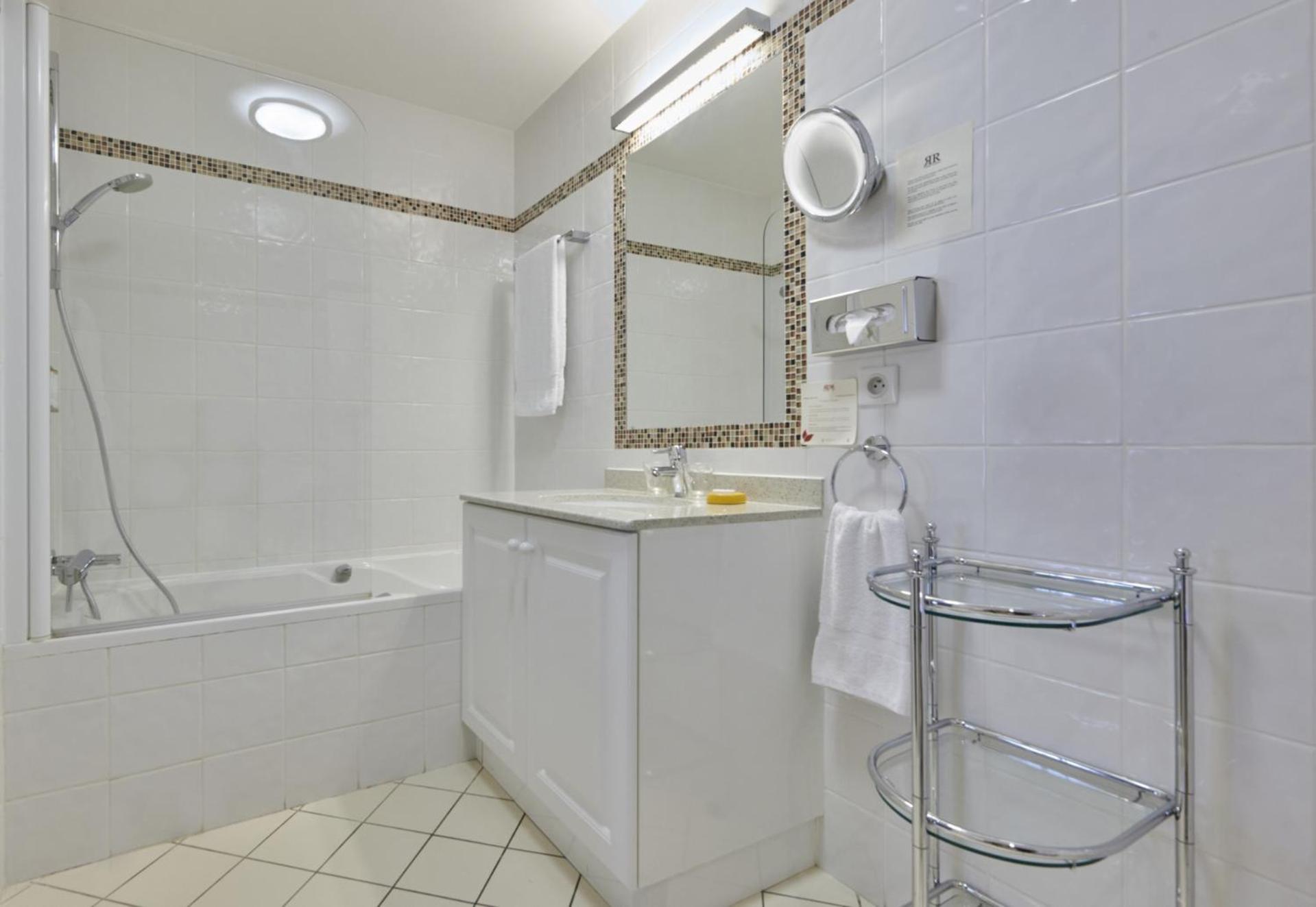 One-Bedroom Apartment - Photo 2