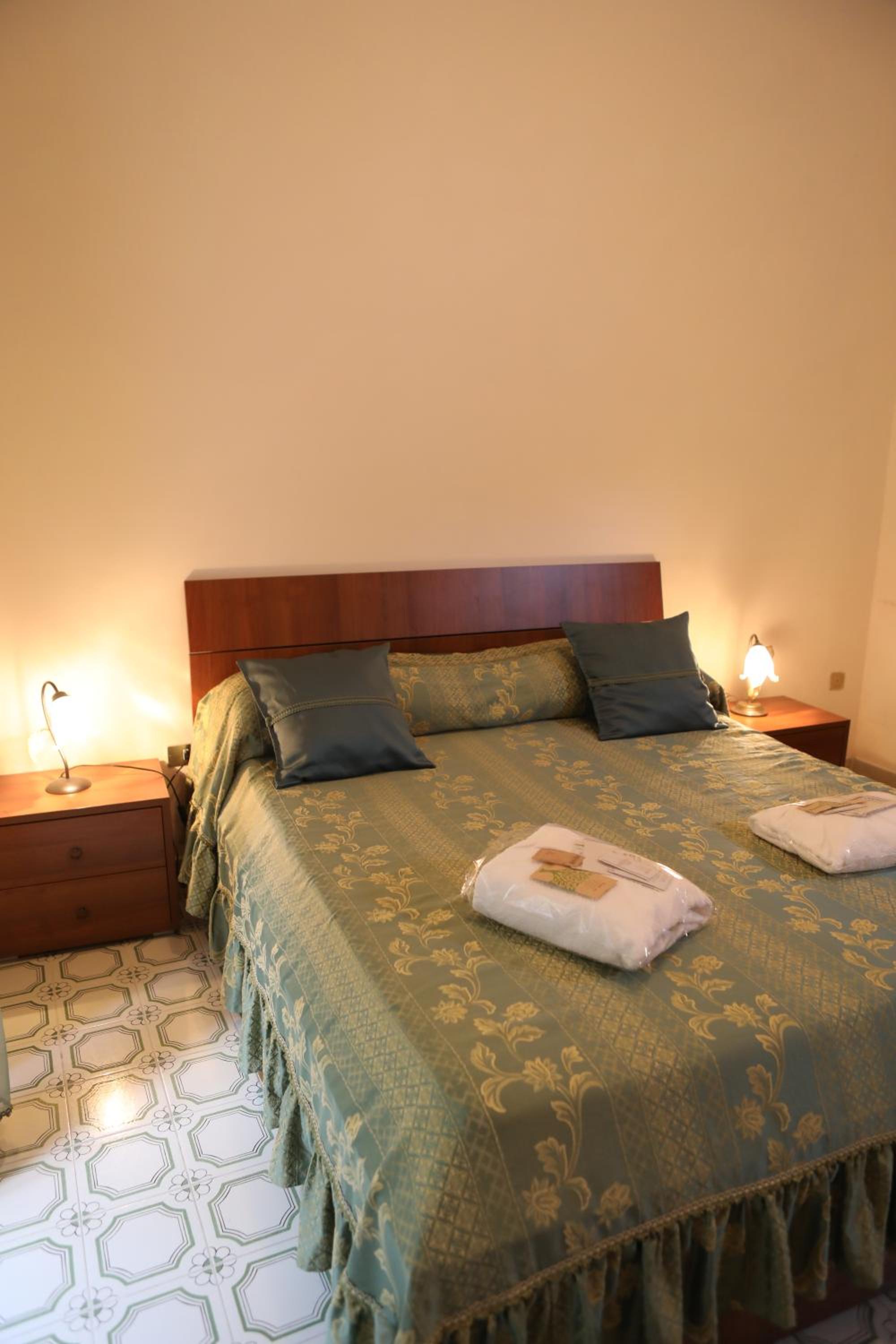 Deluxe Double Room with Private Bathroom photo 2