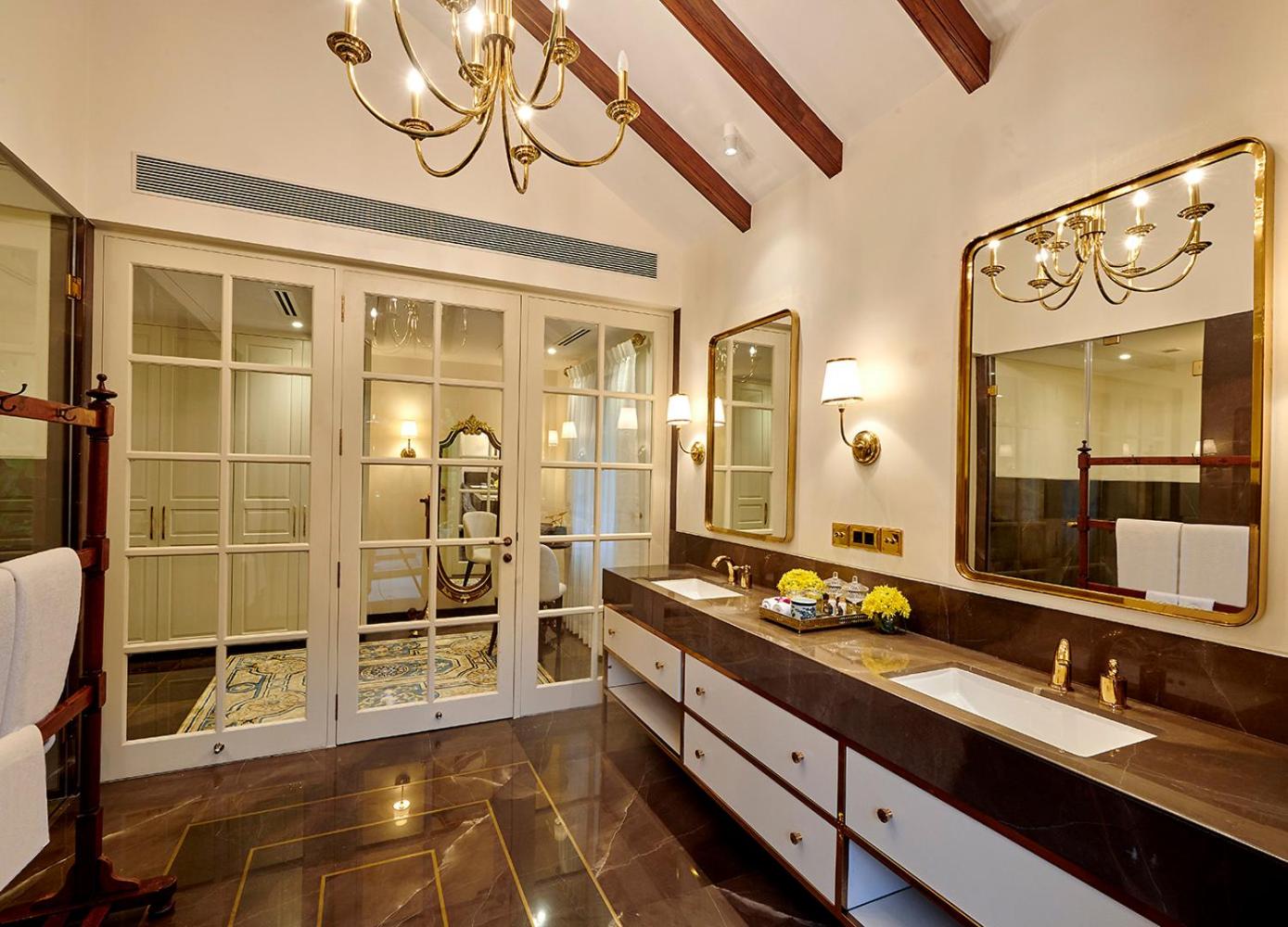 Five-Bedroom House photo 3