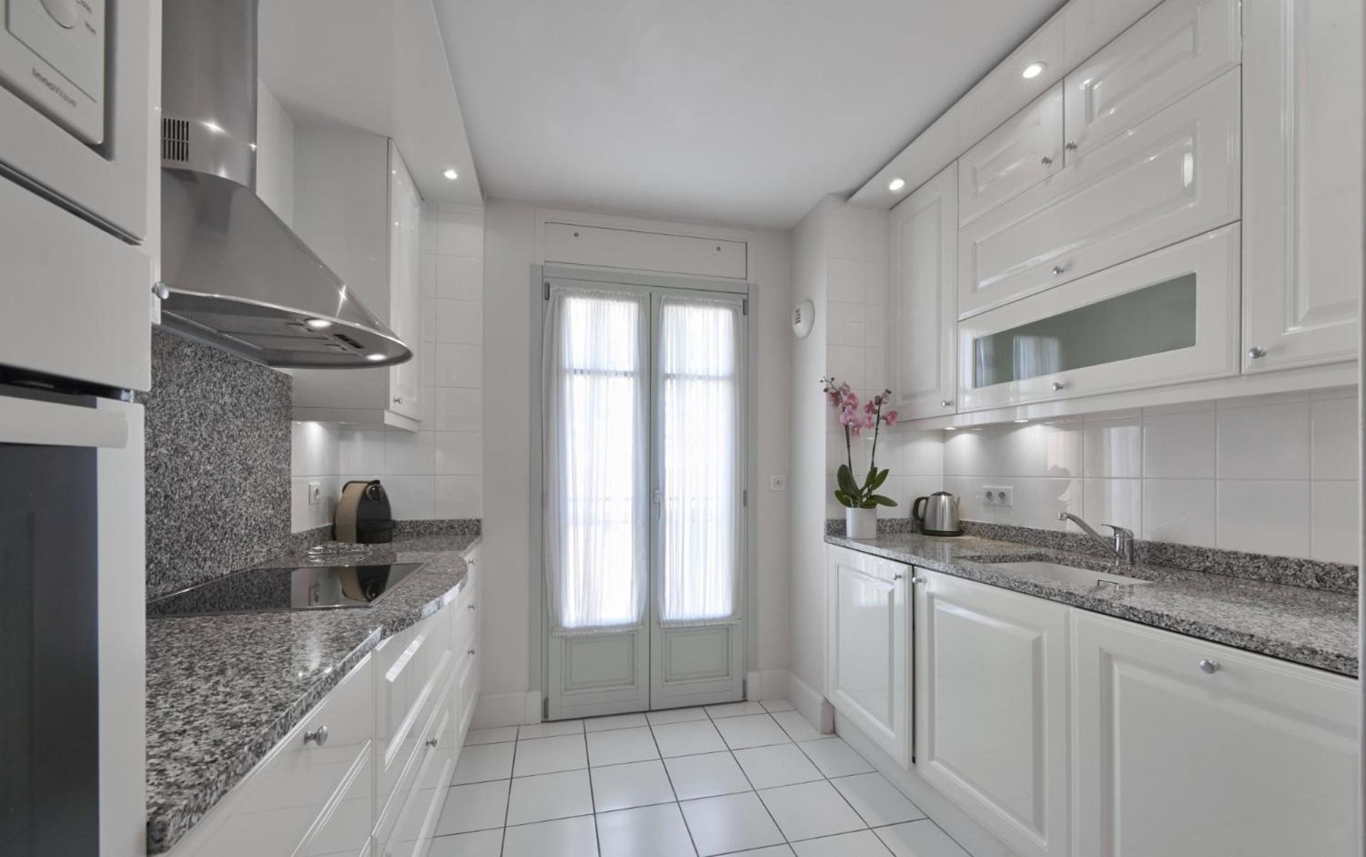 Superior Three-Bedroom Apartment - Photo 2