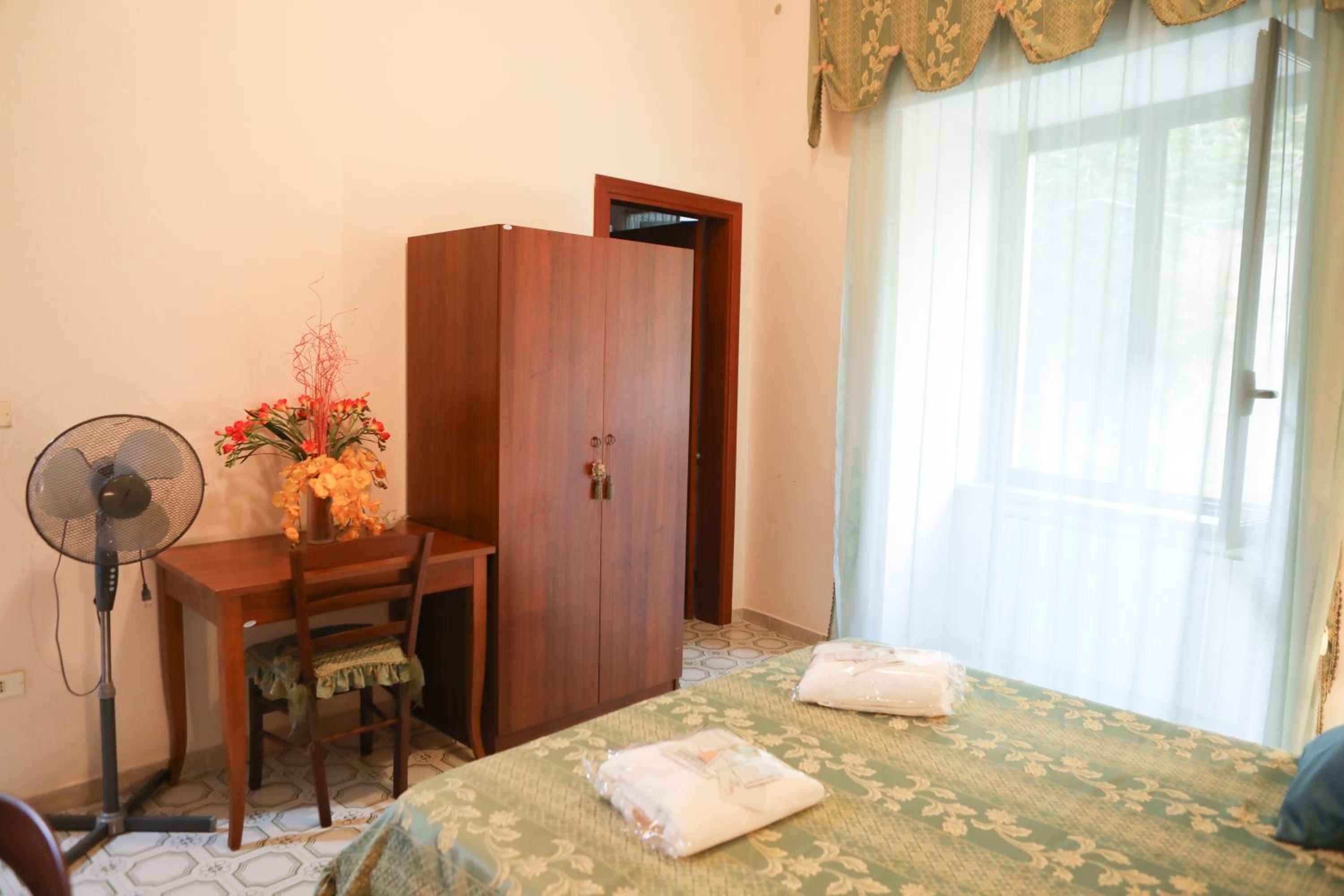 Deluxe Double Room with Private Bathroom photo 3