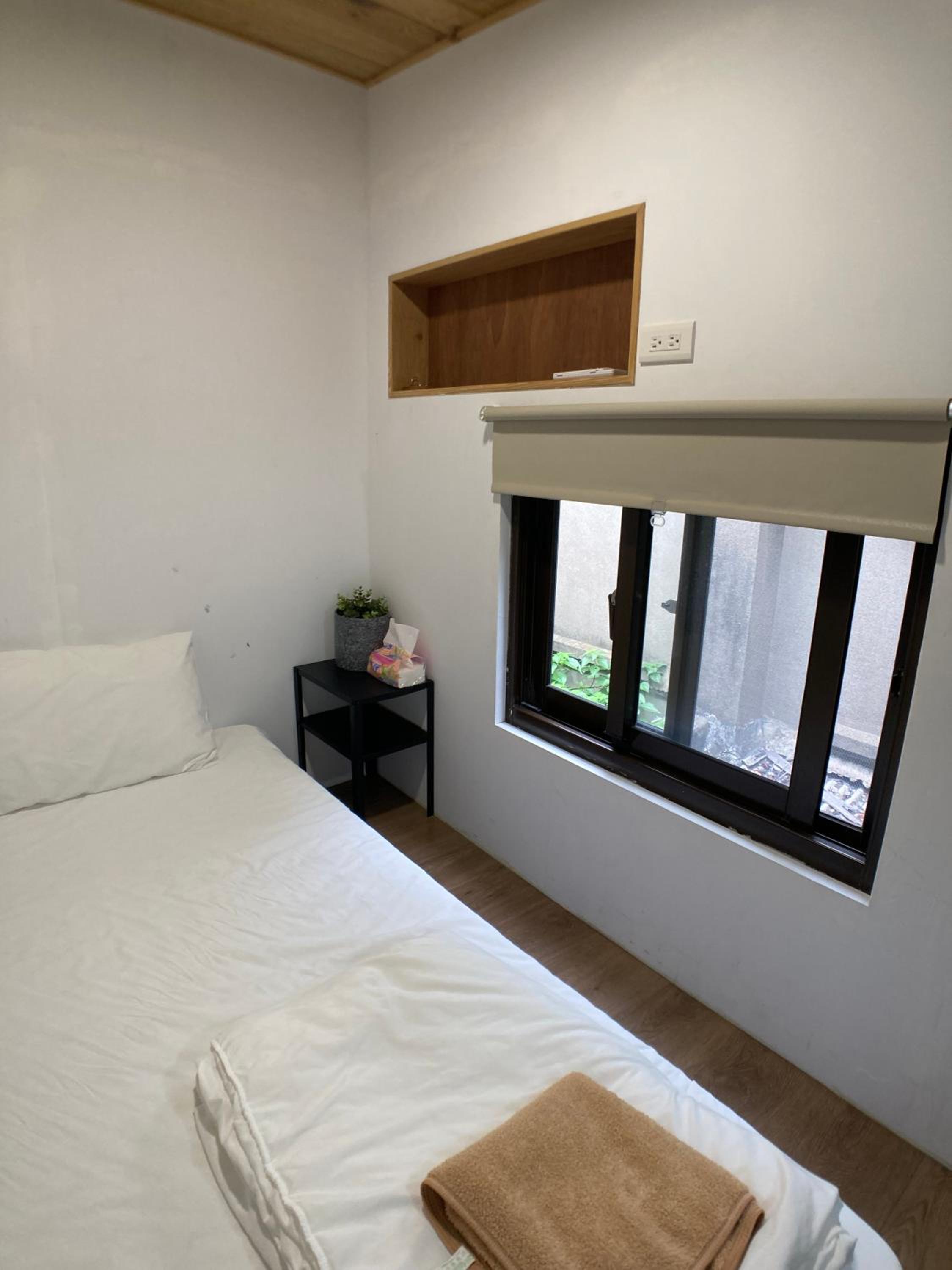Single Room with Shared Bathroom photo 2