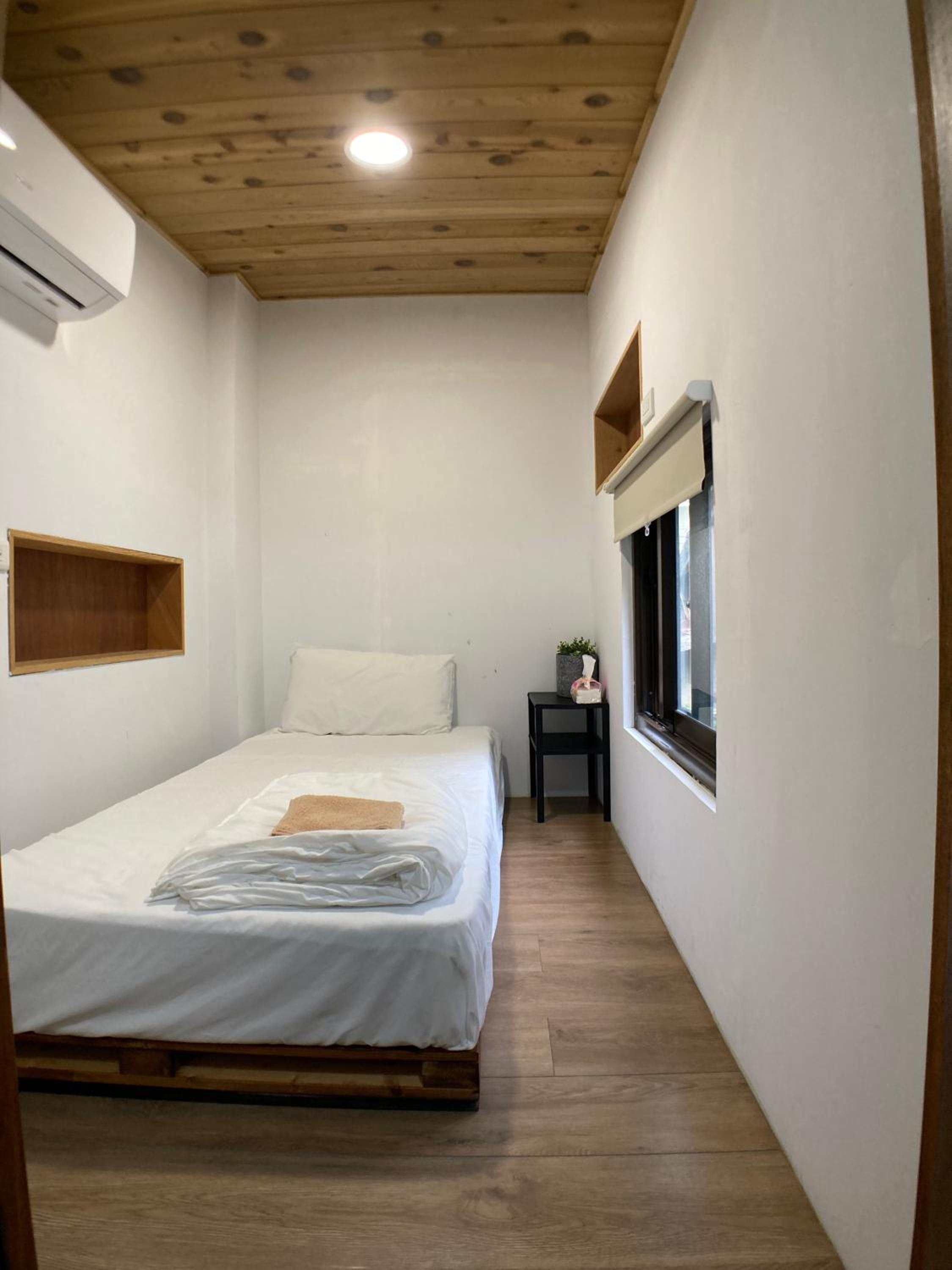Single Room with Shared Bathroom photo 1