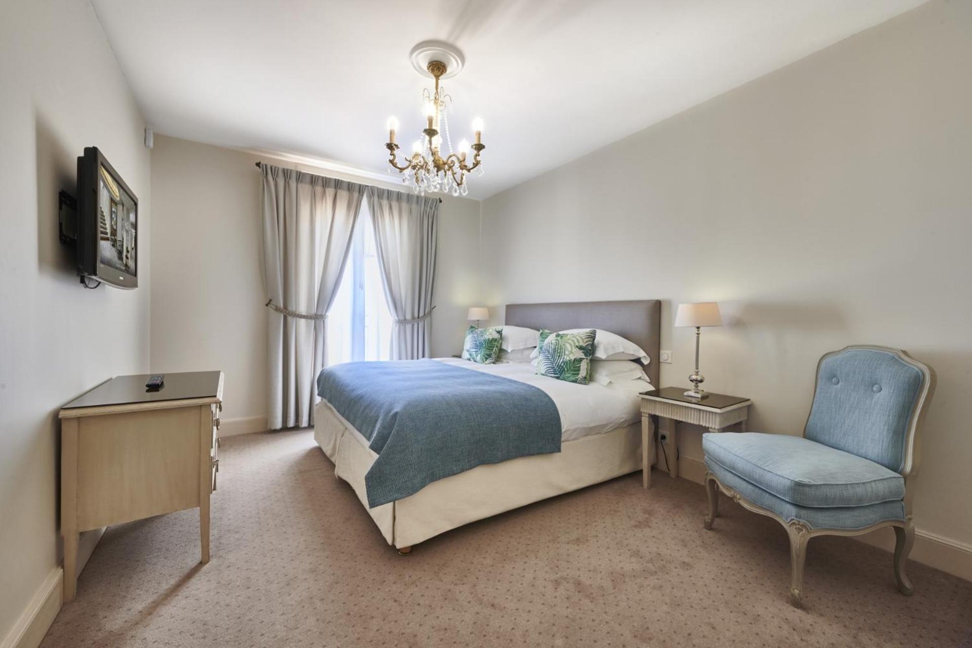 Superior Three-Bedroom Apartment - Photo 3