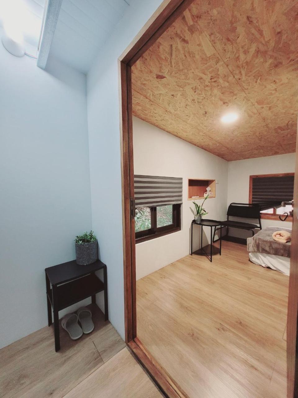 Single Room with Shared Shower and Toilet photo 2