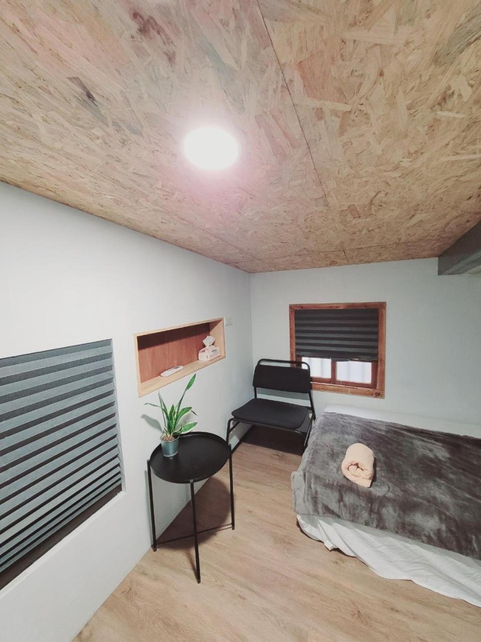 Single Room with Shared Shower and Toilet photo 1