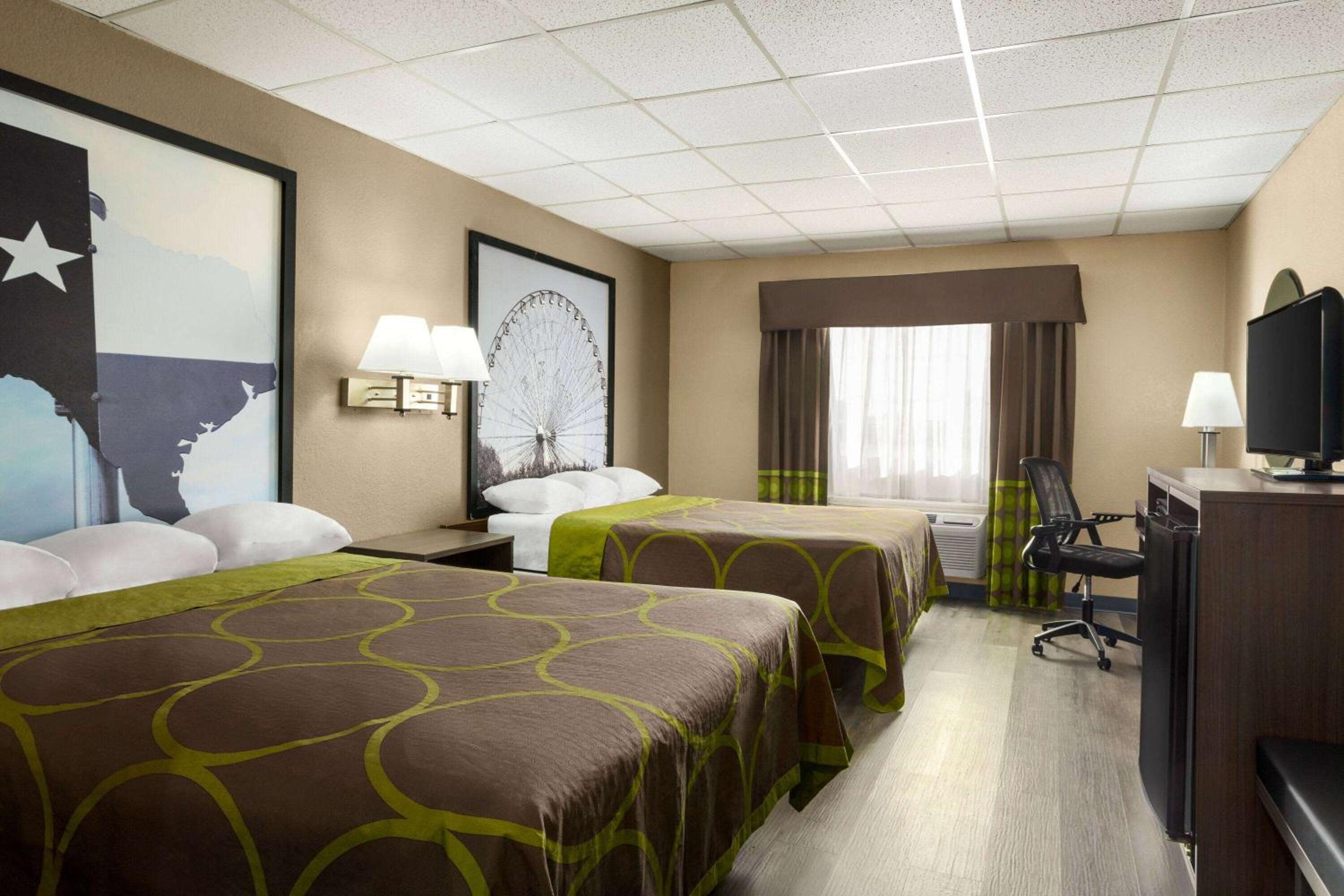Queen Room with Two Queen Beds - Non-Smoking - Photo 1