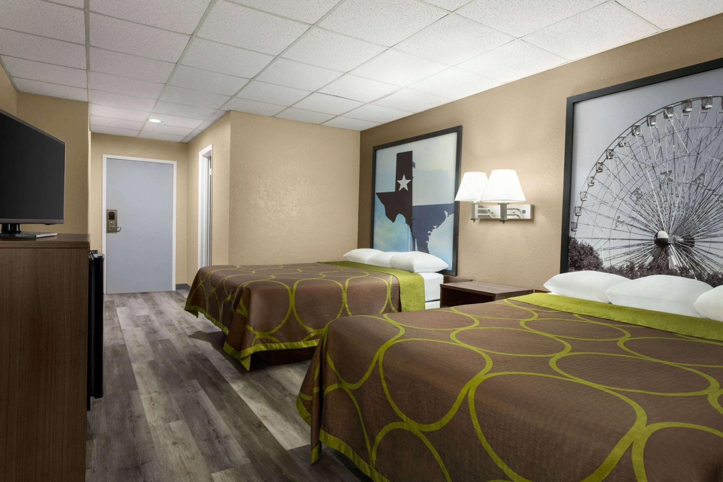 Queen Room with Two Queen Beds - Non-Smoking - Photo 2
