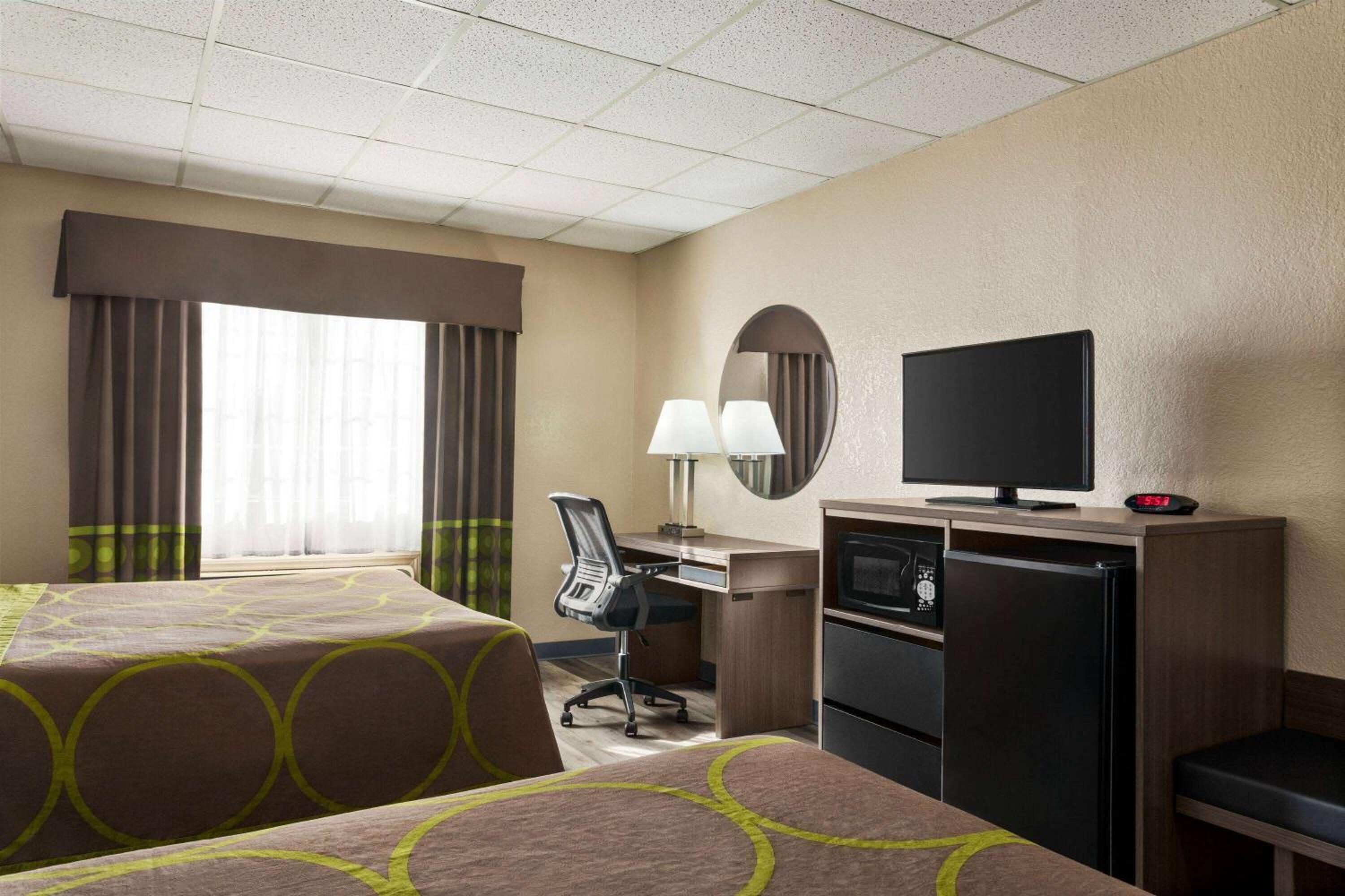 Queen Room with Two Queen Beds - Non-Smoking - Photo 3