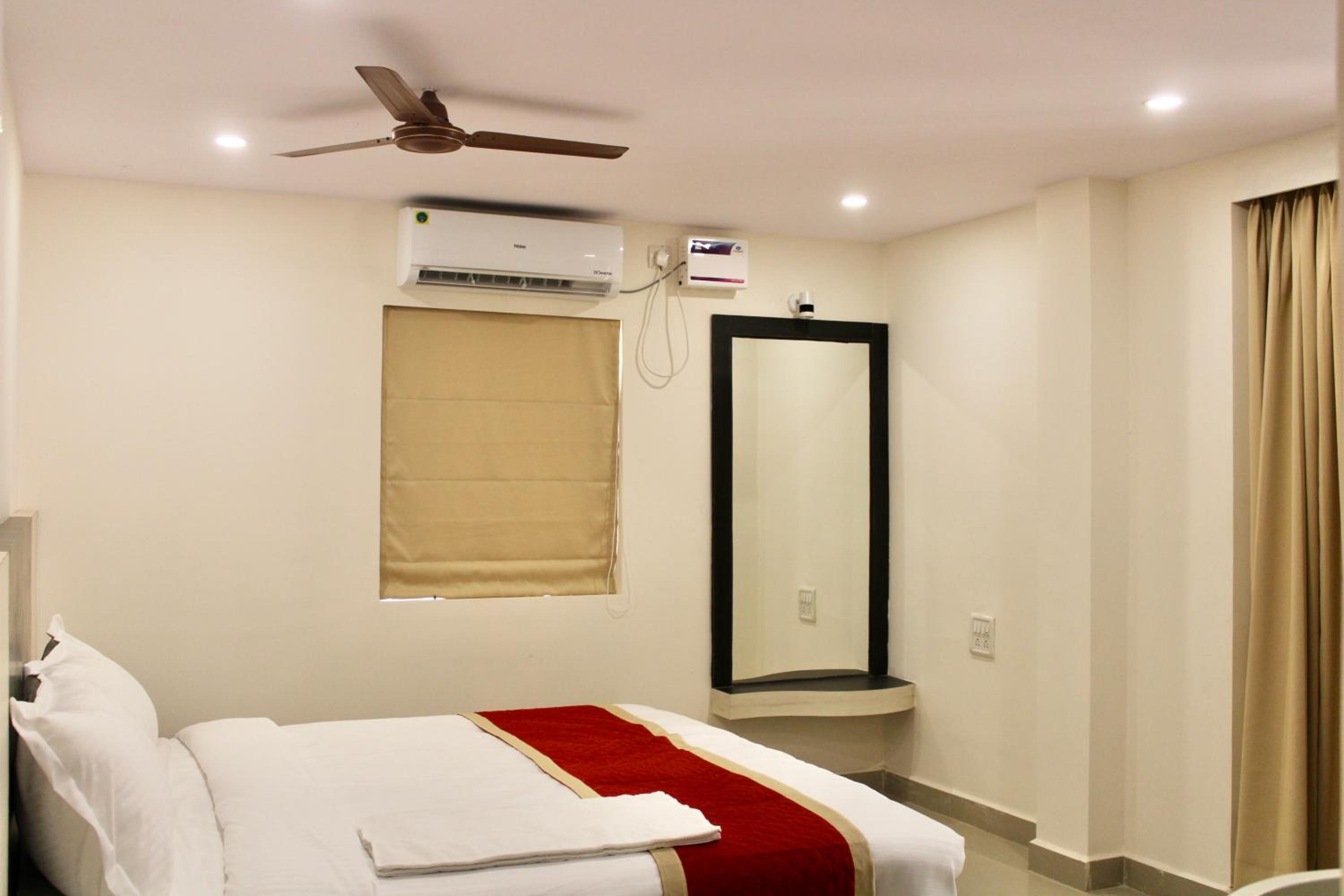 Three-Bedroom Apartment with Balcony photo 2