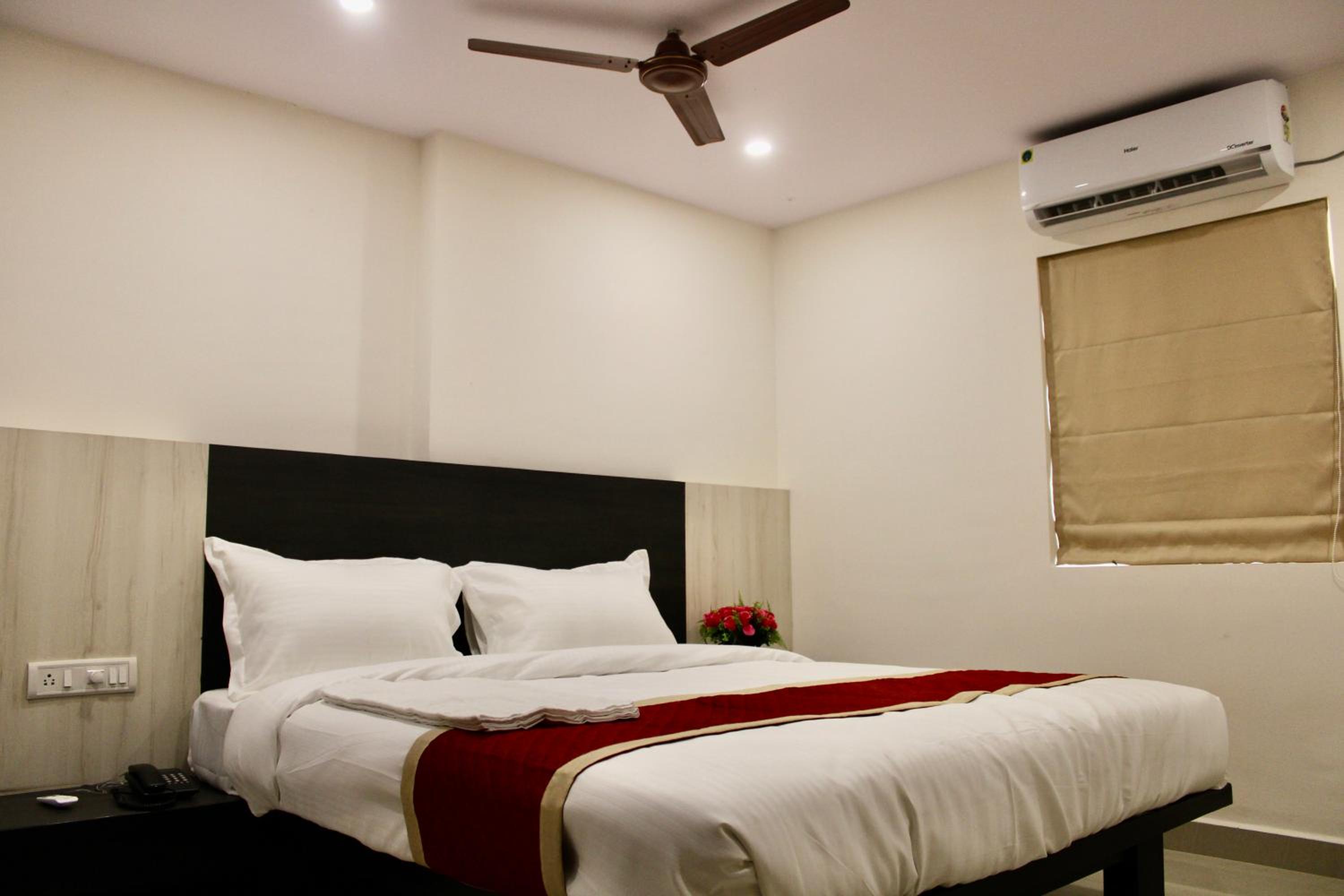 Three-Bedroom Apartment with Balcony photo 1